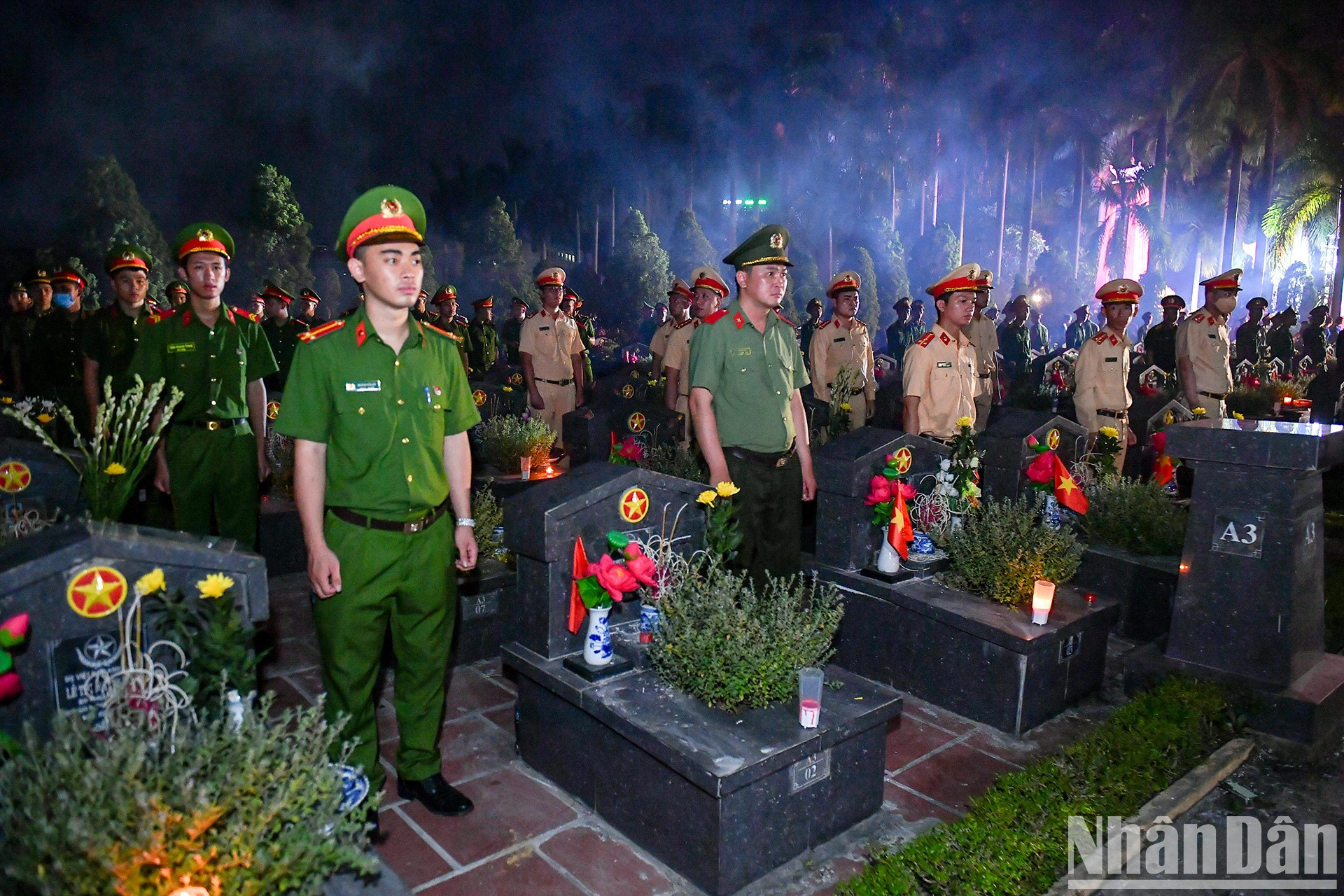 La ceremonia se llevó a cabo simultáneamente en los cementerios municipales de otras nueve ciudades, otros más de tres mil 200 cementerios y más de tres mil memoriales dedicados a esos héroes en todo el país.