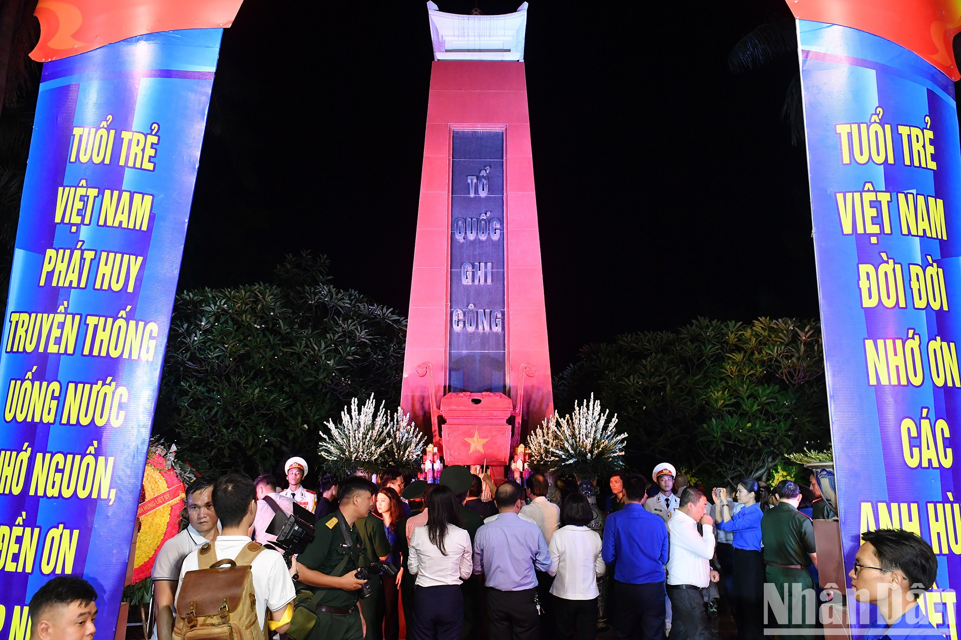 Ofrecimiento de inciensos en el memorial del cementerio.