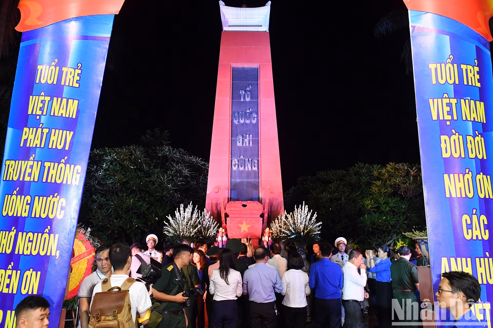Ofrecimiento de inciensos en el memorial del cementerio.
