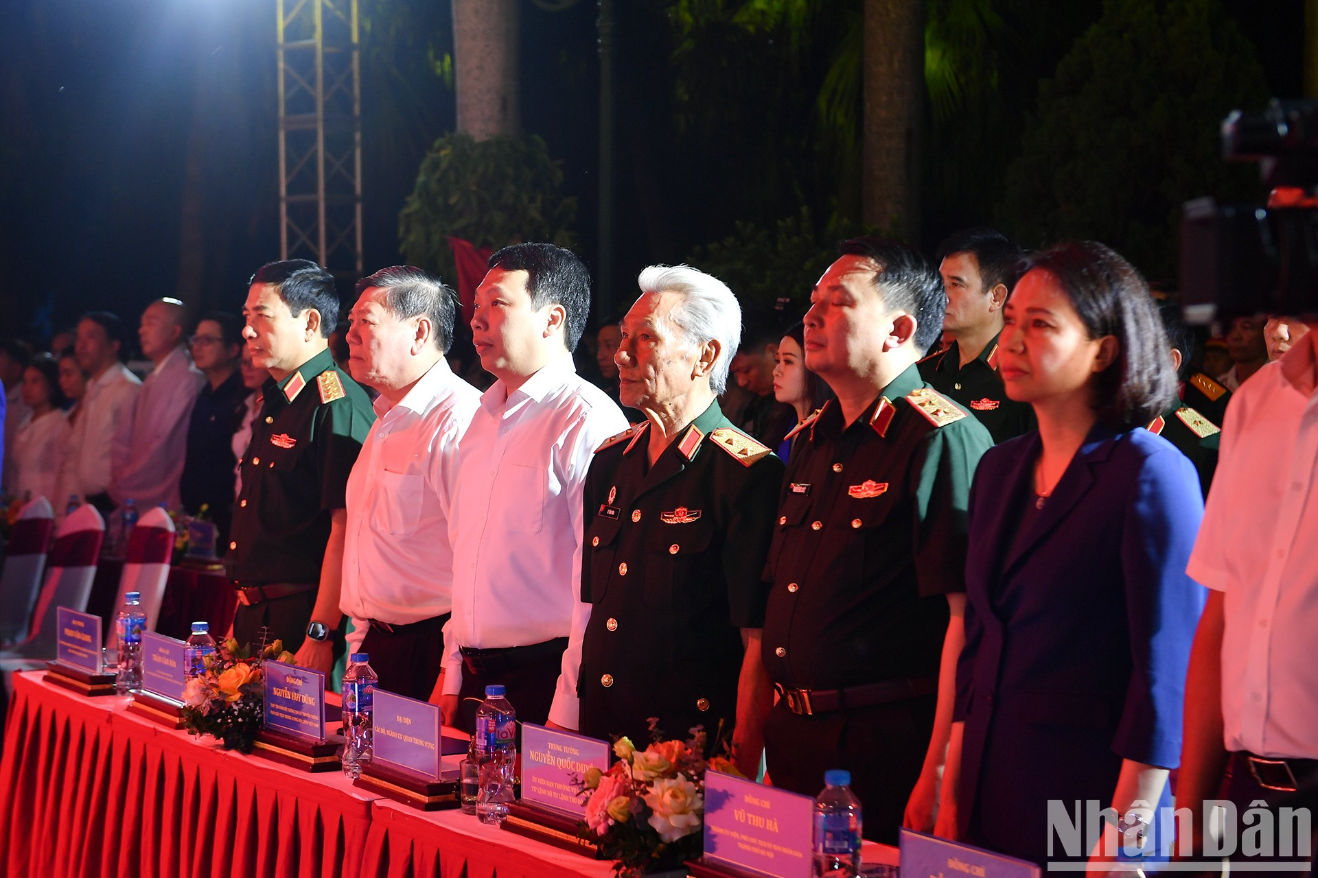 Los participantes durante el acto de saludo a la bandera.