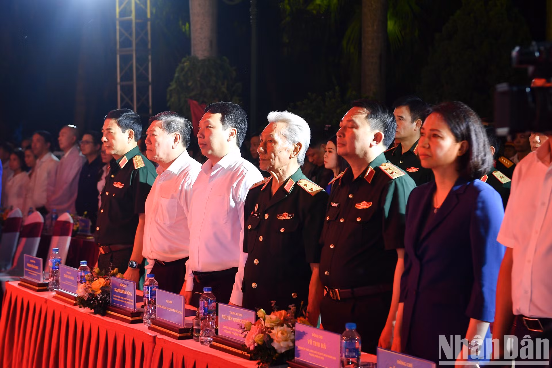 Los participantes durante el acto de saludo a la bandera.