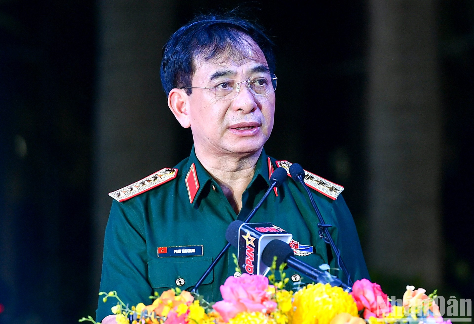 El general Phan Van Giang interviene en el evento.