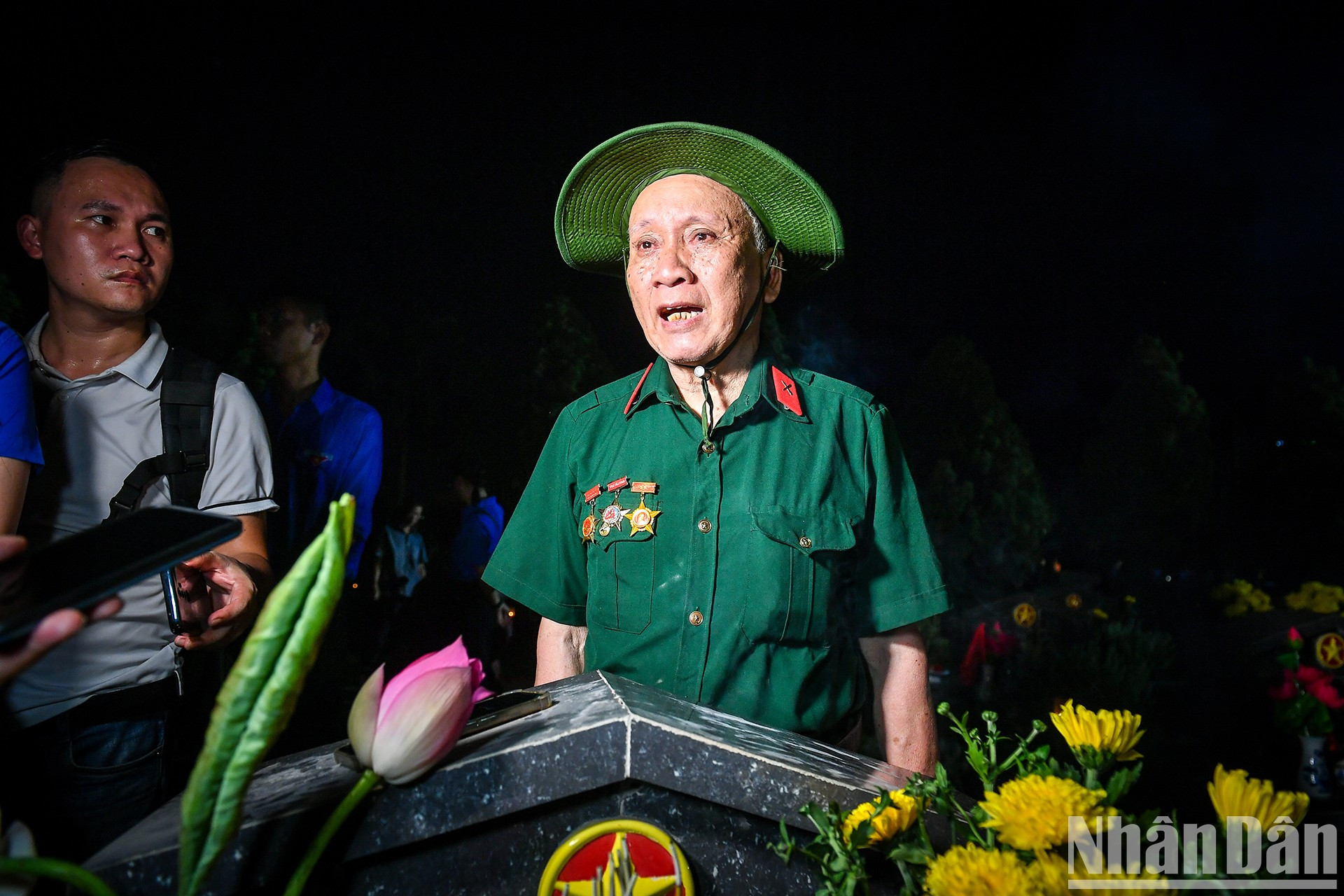 Al igual que todos los años, cada 27 de julio, este veterano de guerra visita el cementerio para rendir homenaje a los compañeros que desafortunadamente no pudieron regresar de la lucha.
