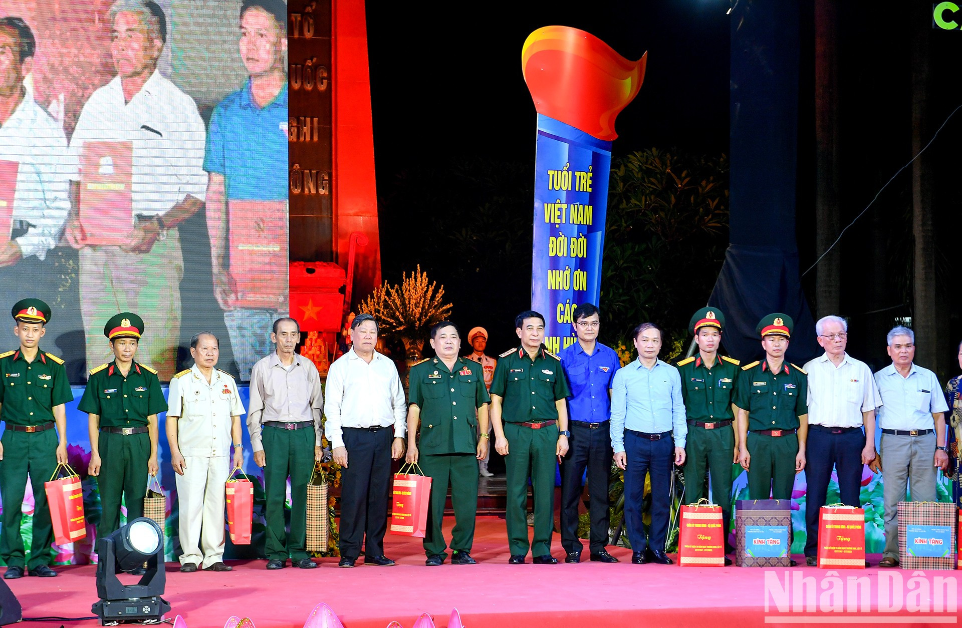 El ministro de Defensa entrega regalos a heridos en defensa de la Patria y representantes de las familias con méritos revolucionarios.
