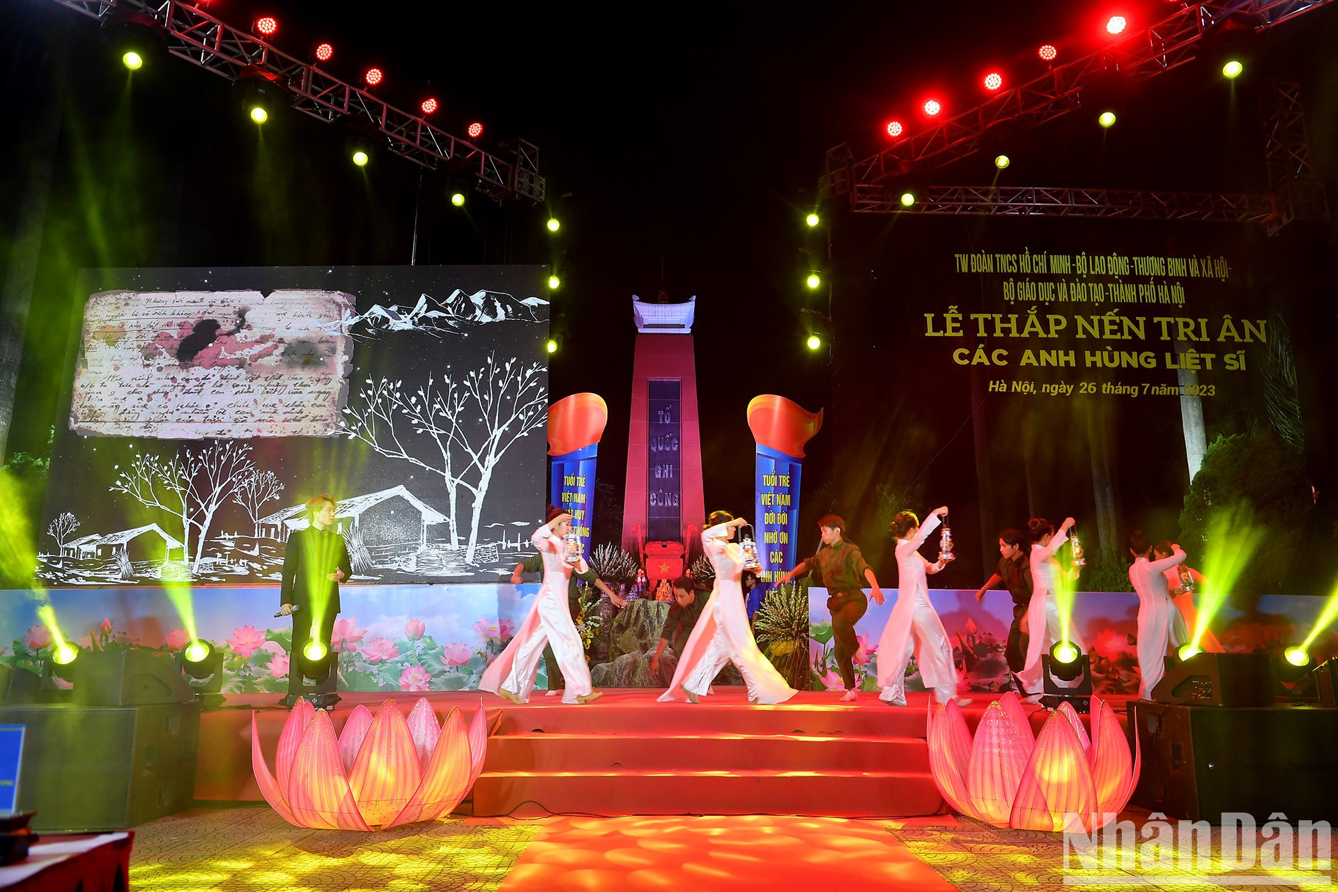 Una actuación artística en el programa.