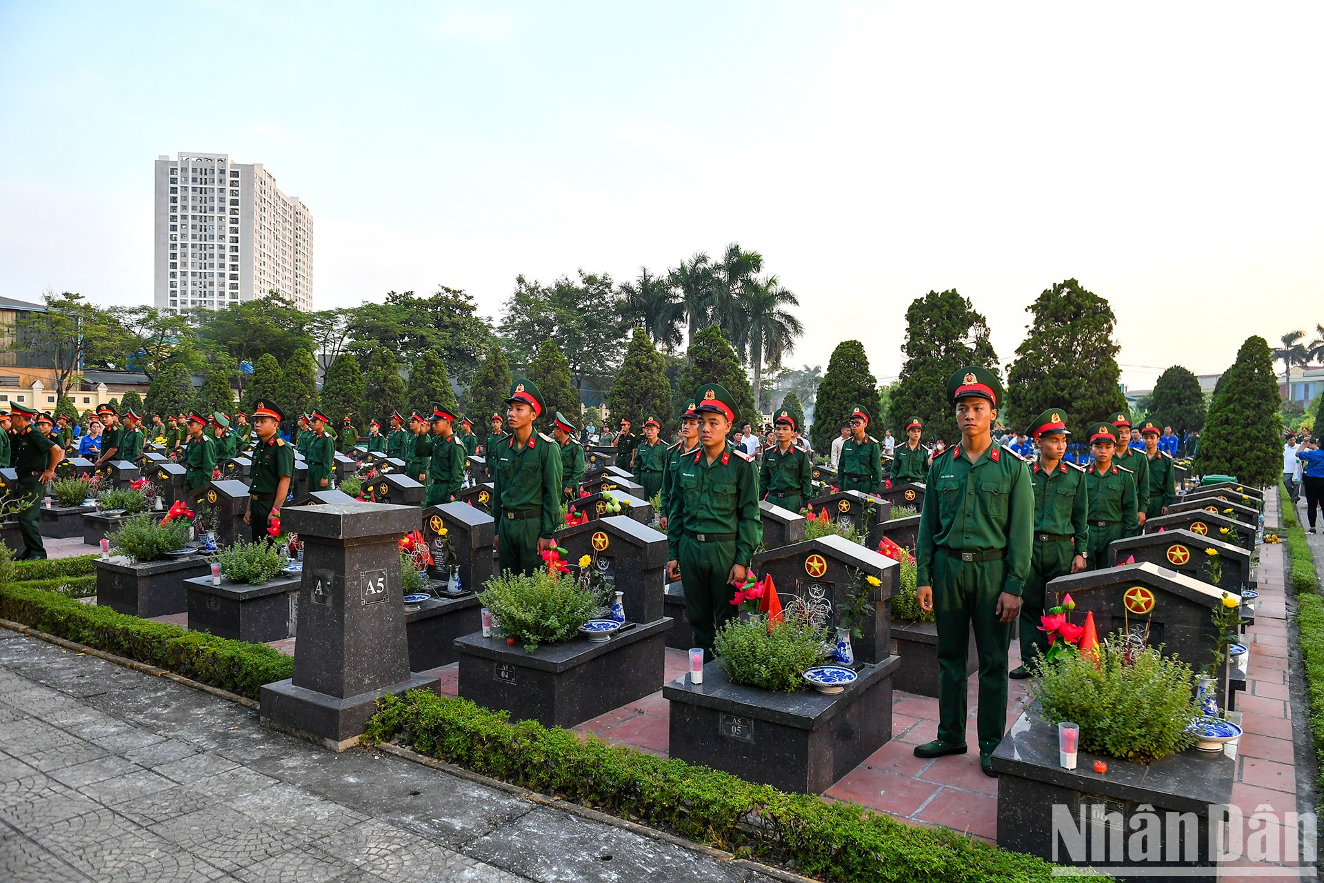 La ceremonia de nivel central tuvo lugar en el Cementerio de Mártires de Guerra de Hanói, donde yacen los restos de dos mil 188 soldados caídos en las luchas de resistencia nacional e incluso en el período de paz.