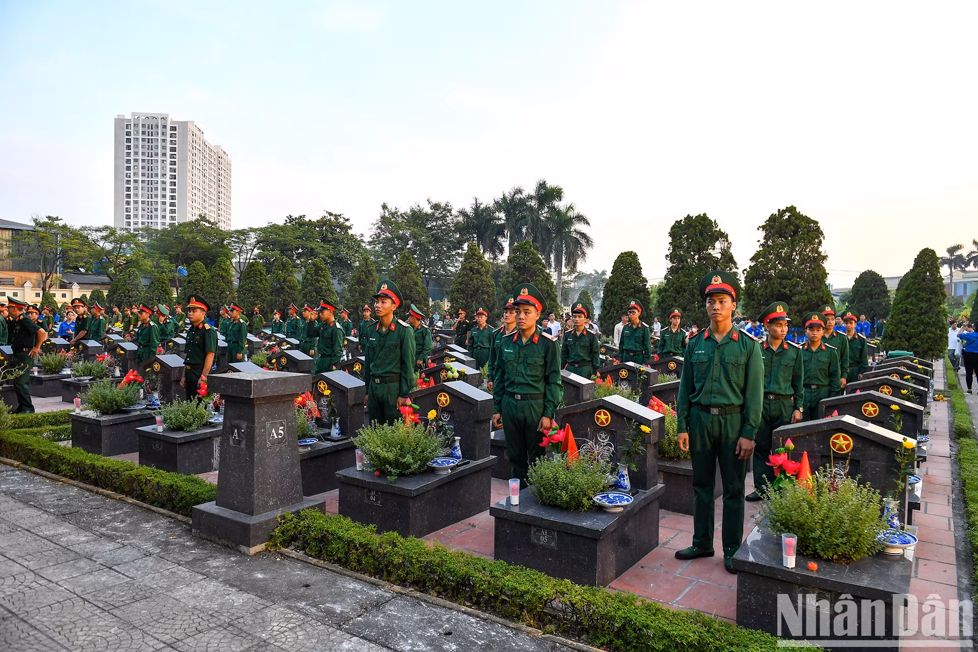 La ceremonia de nivel central tuvo lugar en el Cementerio de Mártires de Guerra de Hanói, donde yacen los restos de dos mil 188 soldados caídos en las luchas de resistencia nacional e incluso en el período de paz.