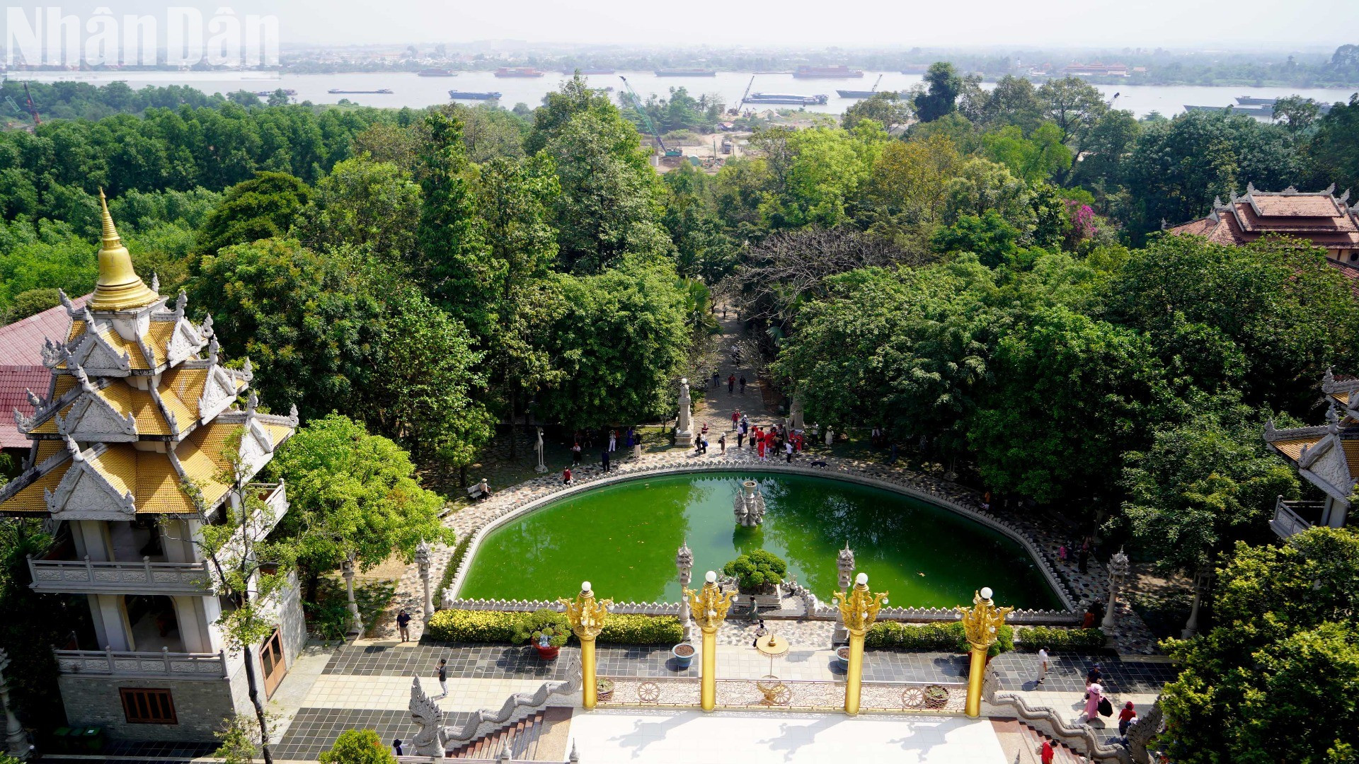 Vista desde la estupa de Gotama Cetiya, una de las obras más destacadas de la pagoda.