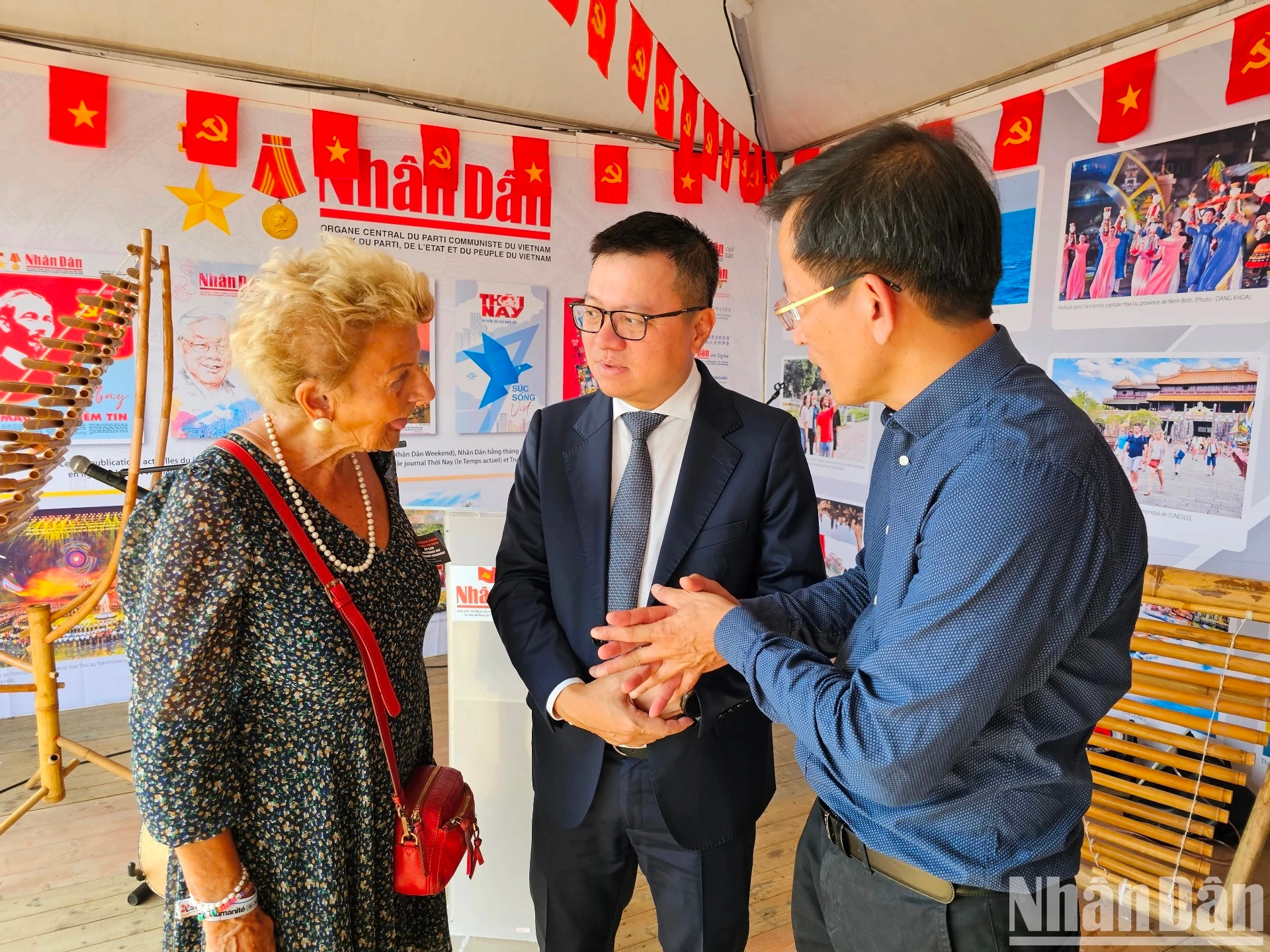 El dirigente de Nhan Dan habla con la senadora honoraria Hélène Luc, presidenta honoraria de la Asociación de Amistad Francia-Vietnam.