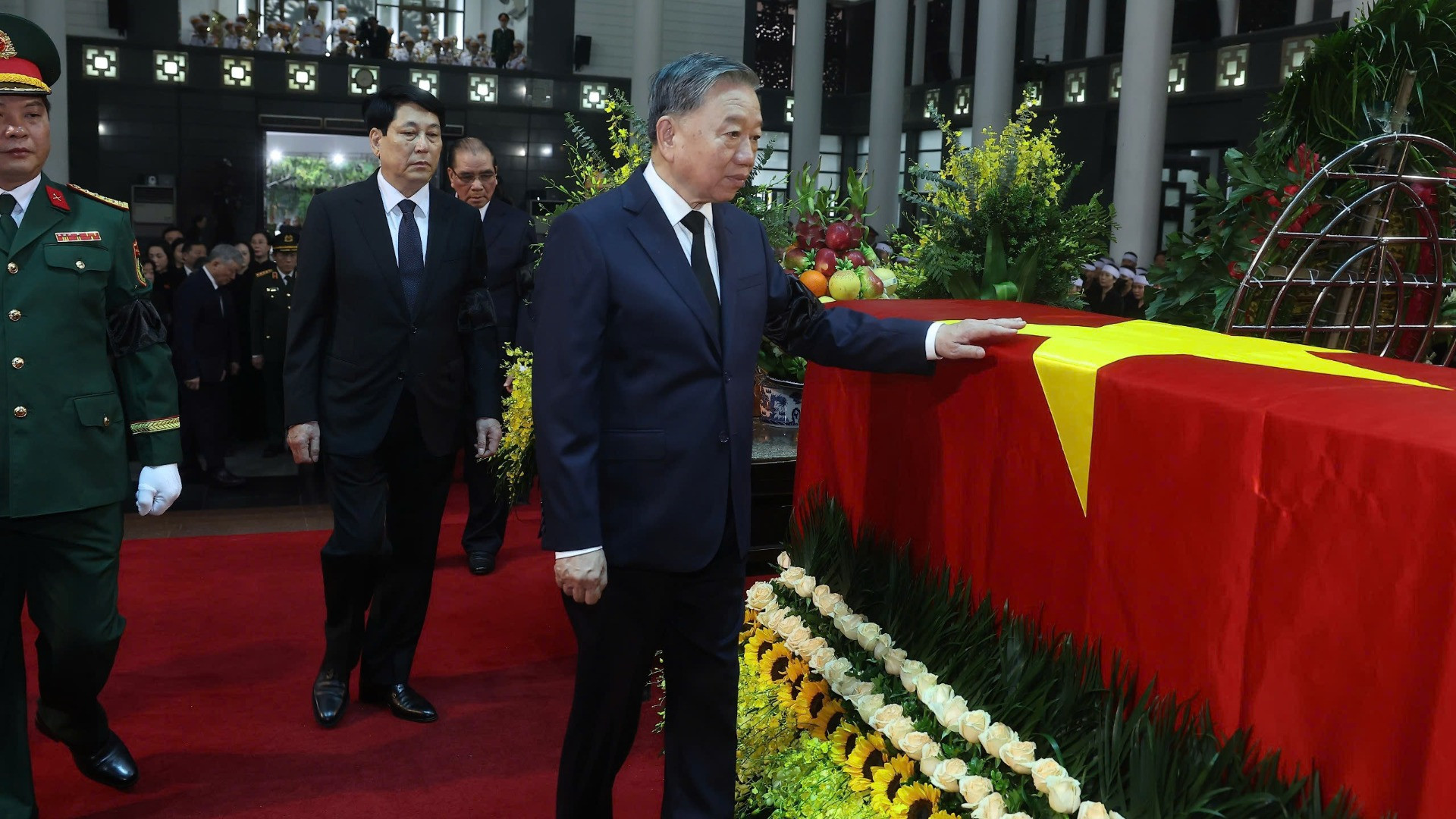 El secretario general del Partido, To Lam, rinde homenaje al camarada Tran Duc Luong.