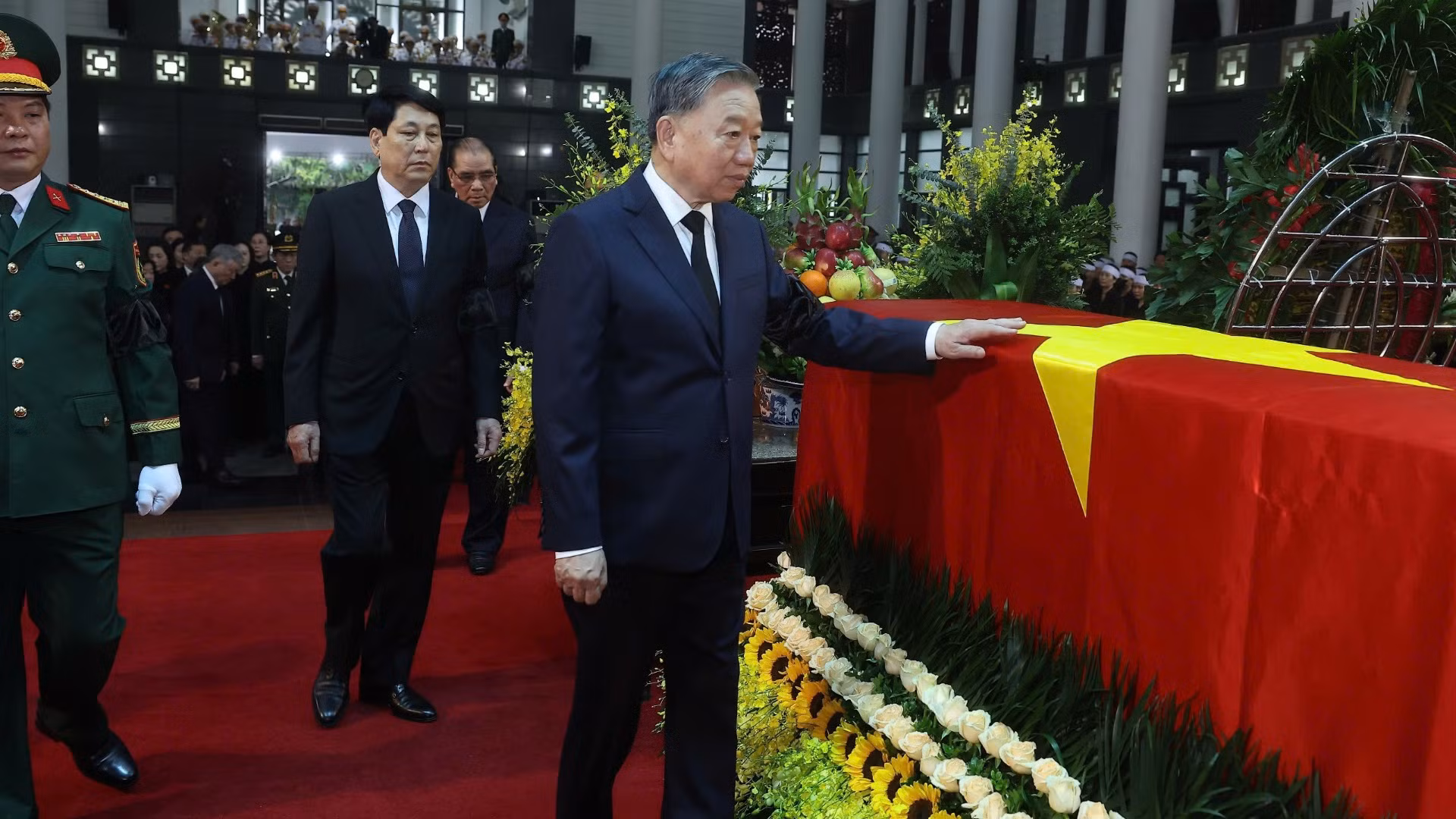 El secretario general del Partido, To Lam, rinde homenaje al camarada Tran Duc Luong.