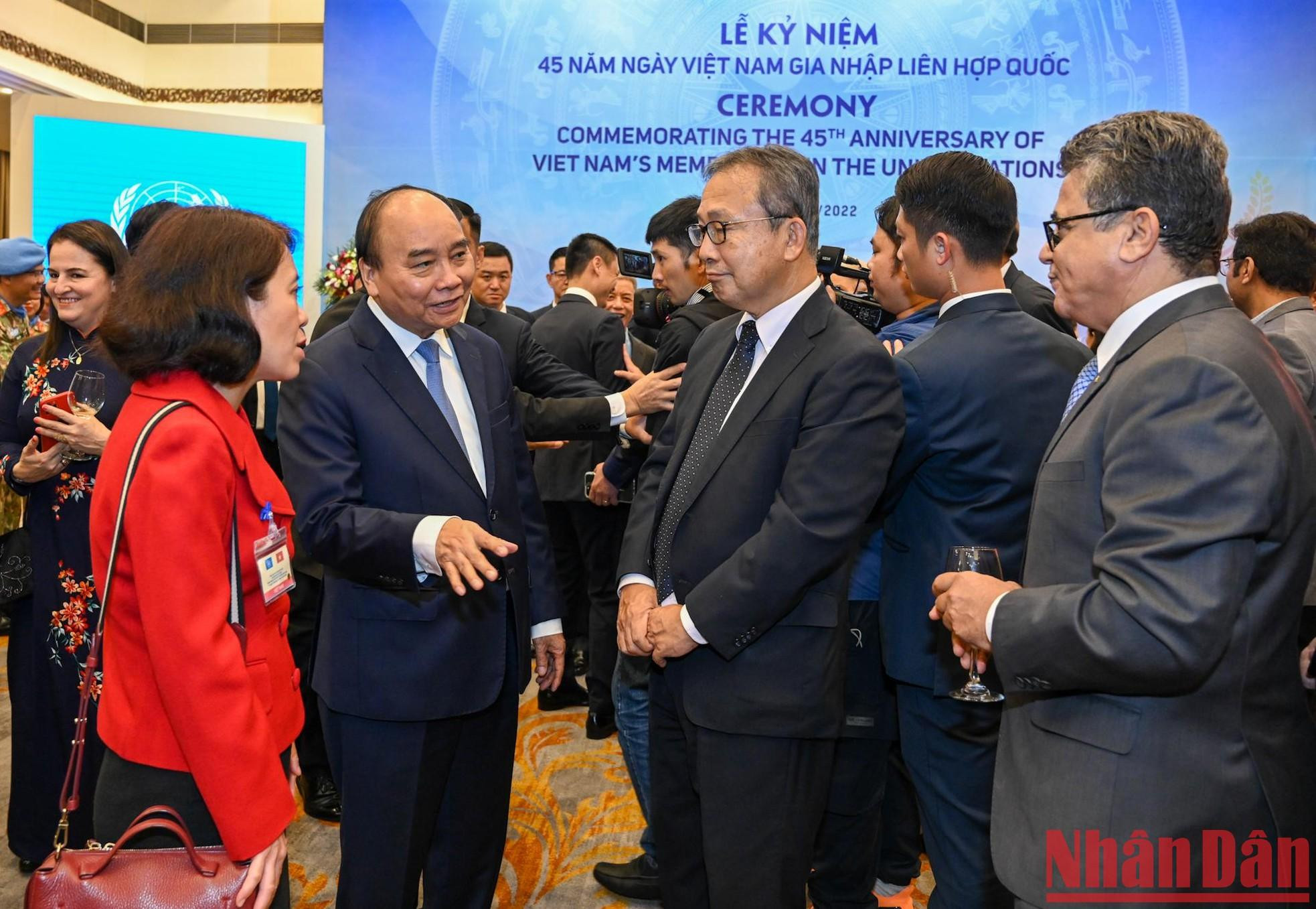 Xuan Phuc y delegados de las organizaciones internacionales. Xuan Phuc y delegados de las organizaciones internacionales.