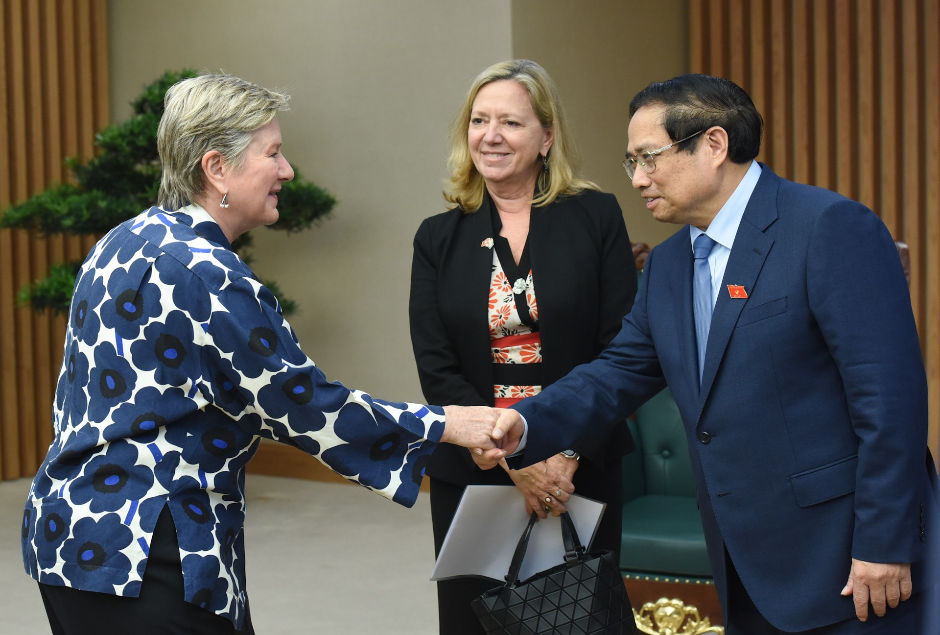 El premier Pham Minh Chinh recibe a Mariam J. Sherman y miembros de su delegación. El premier Pham Minh Chinh recibe a Mariam J. Sherman y miembros de su delegación.