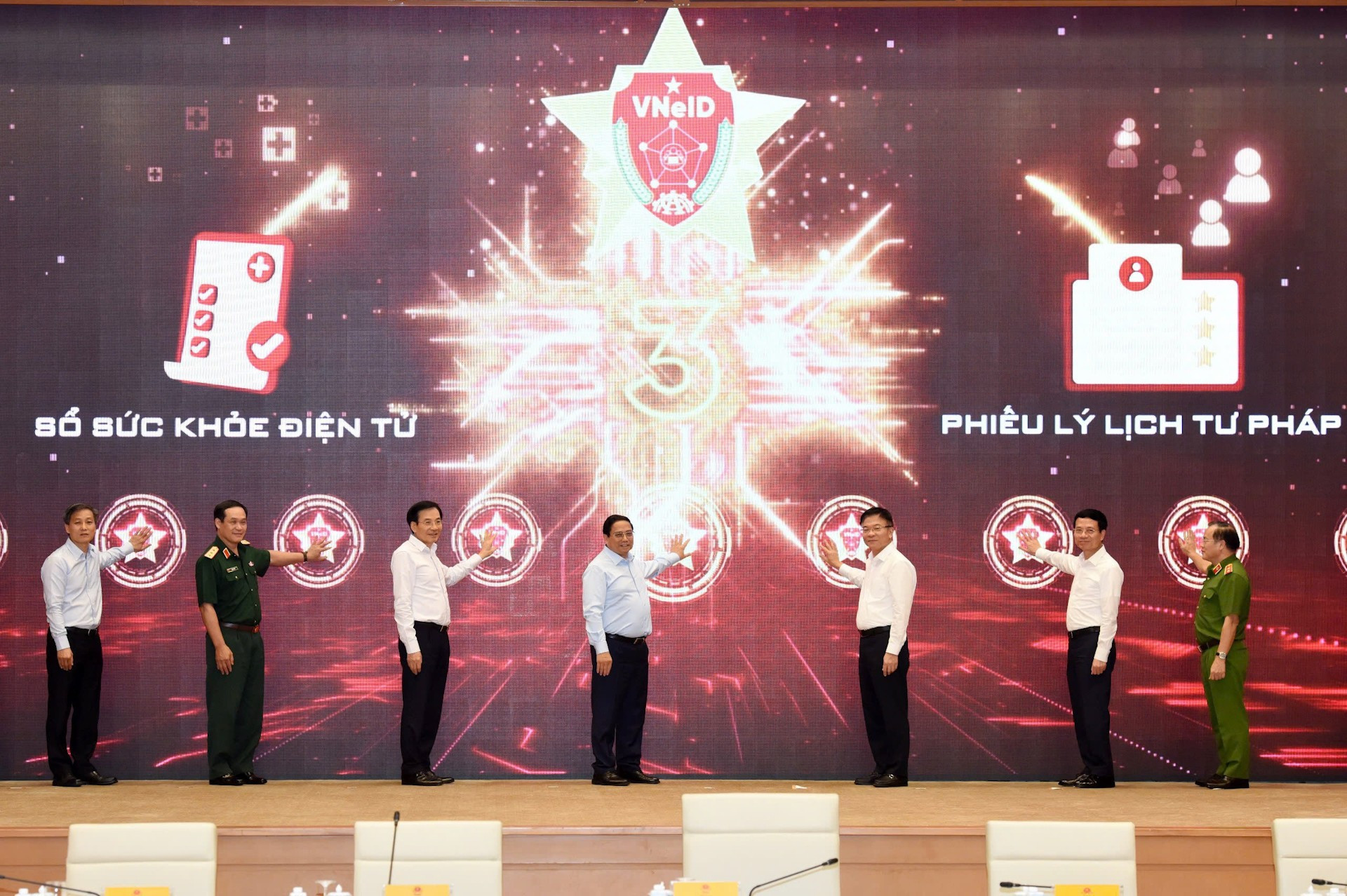 El premier Pham Minh Chinh pulsa el botón de inicios para lanzar oficialmente el proyecto. El premier Pham Minh Chinh pulsa el botón de inicios para lanzar oficialmente el proyecto.