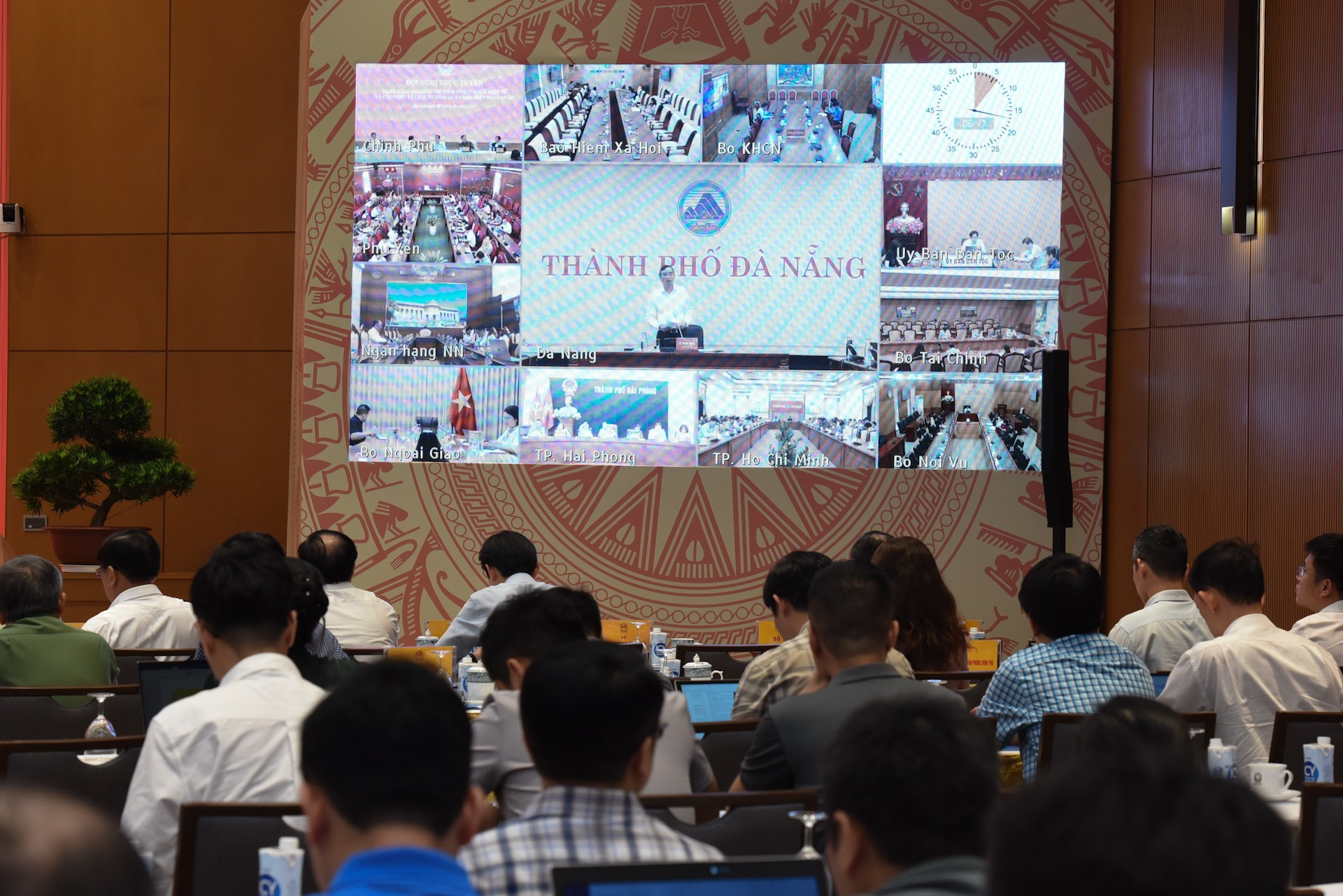 La conferencia es transmitida en vivo a los ministerios, sectores, provincias y ciudades bajo jurisdicción central, así como a las localidades de nivel distrital y comunal. La conferencia es transmitida en vivo a los ministerios, sectores, provincias y ciudades bajo jurisdicción central, así como a las localidades de nivel distrital y comunal.