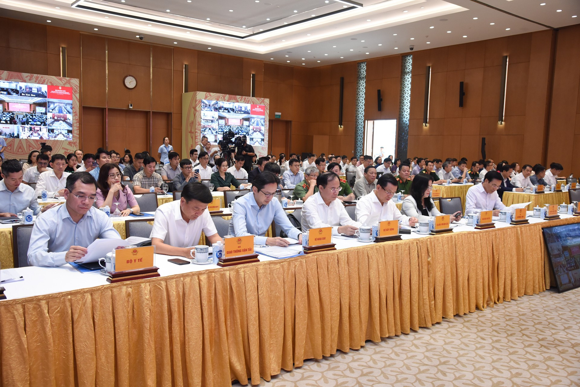 Delegados al simposio. Delegados al simposio.