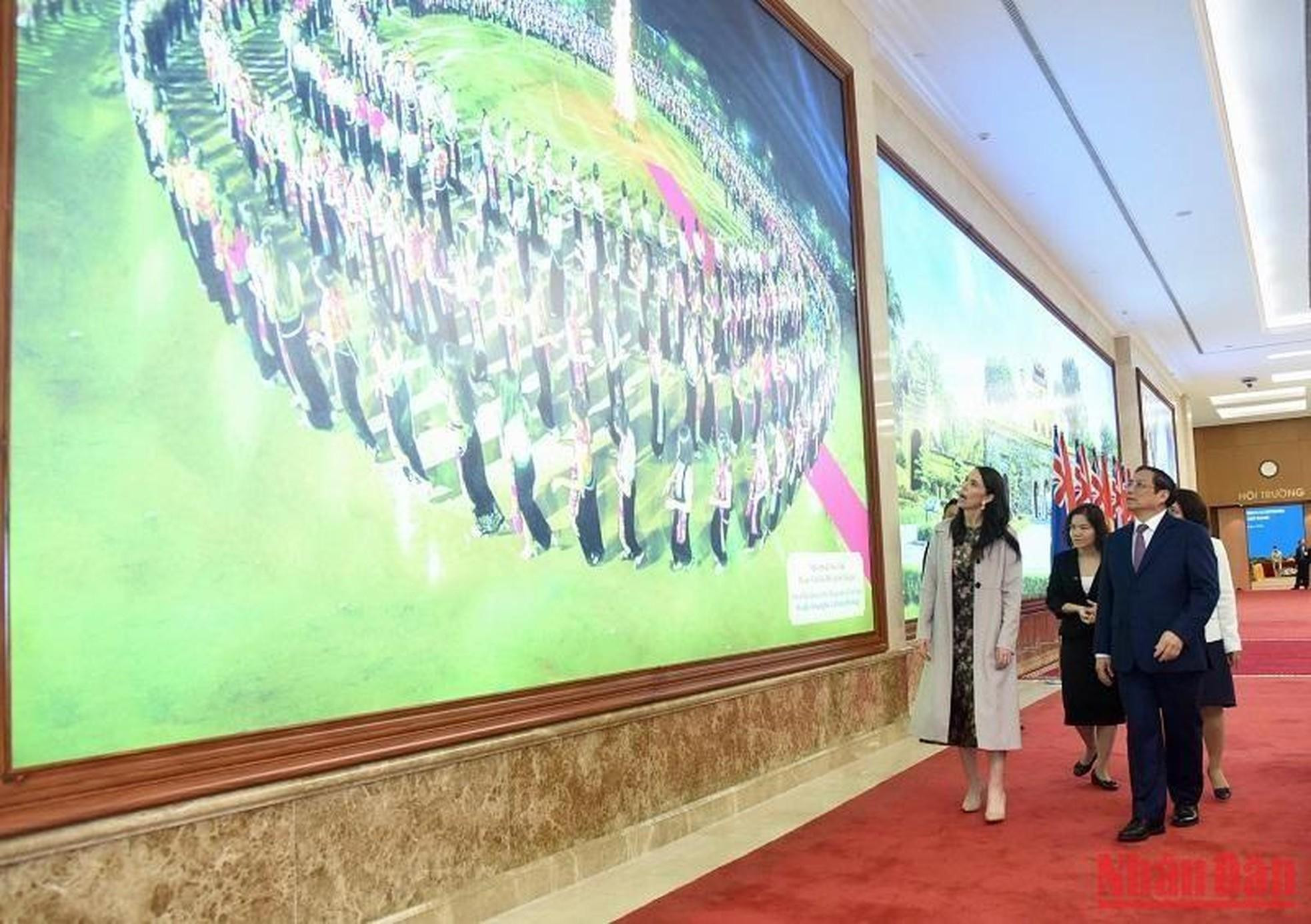 Minh Chinh enseña a la visitante imágenes sobre Vietnam y su gente. Minh Chinh enseña a la visitante imágenes sobre Vietnam y su gente.