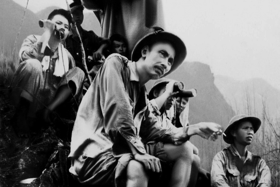 El Presidente Ho Chi Minh comanda el frente Dong Khe, provincia de Cao Bang, durante la campaña fronteriza de 1950.