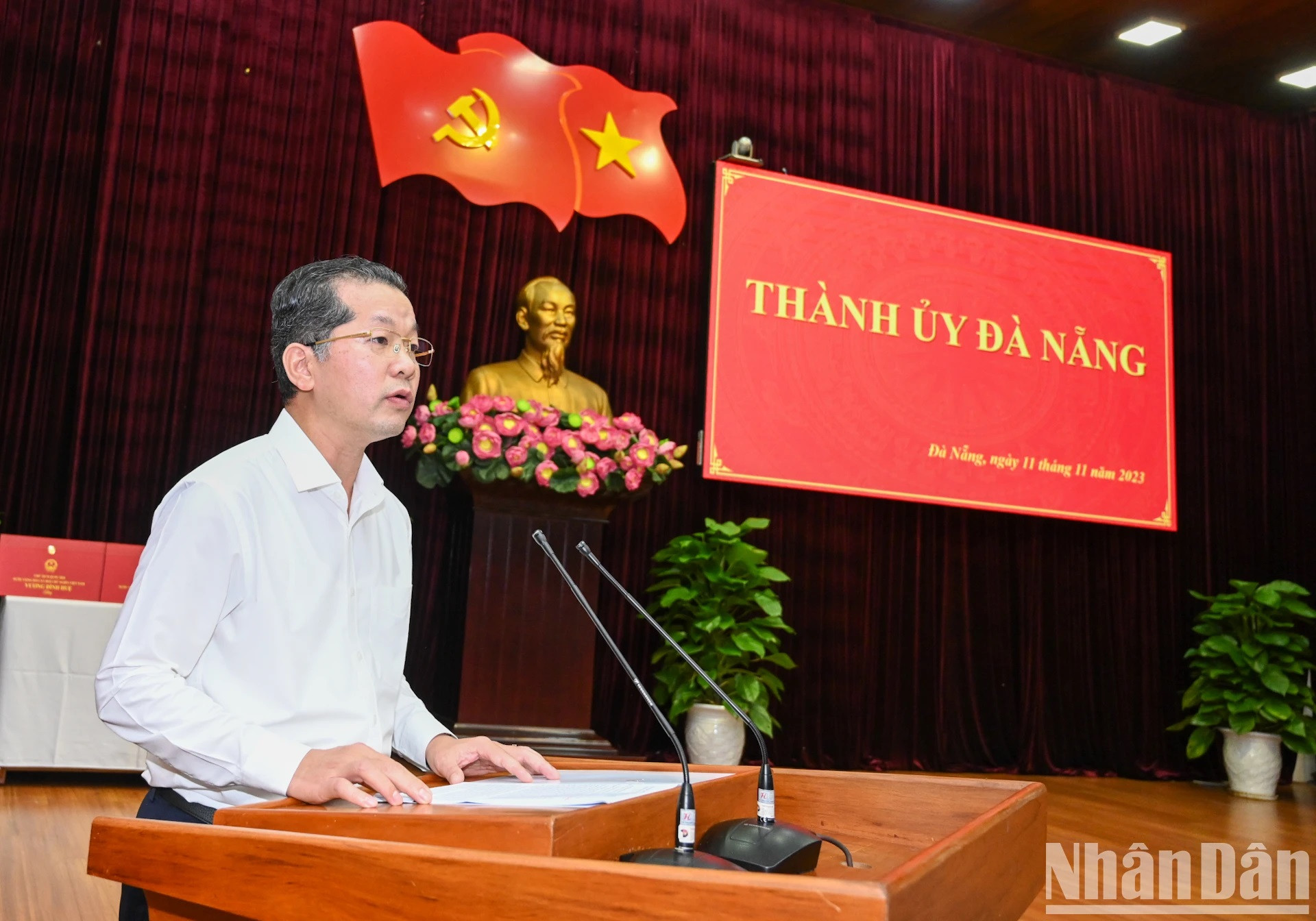 El secretario del Comité municipal del Partido Comunista, Nguyen Van Quang, presenta un informe.