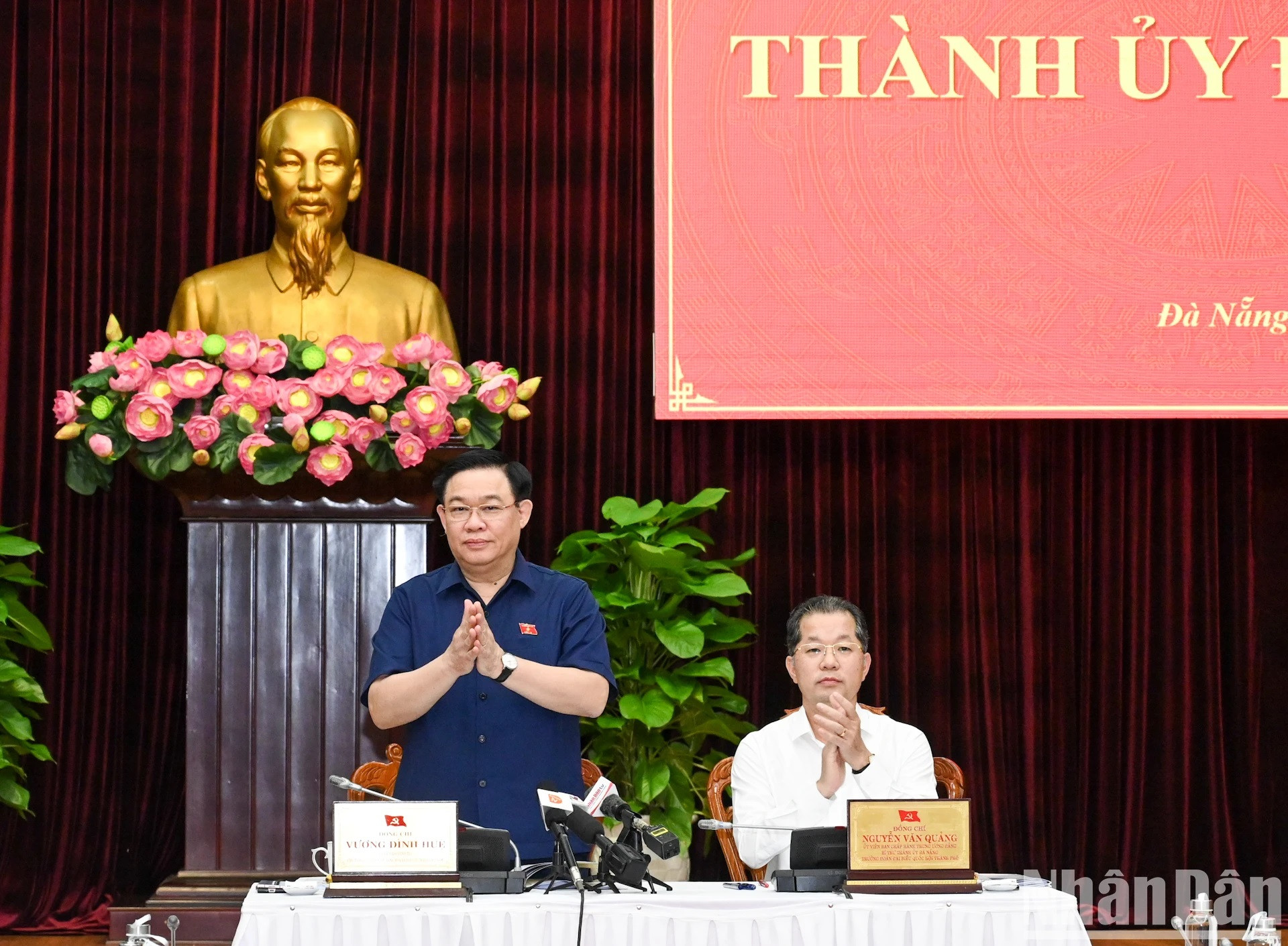 La reunión se realiza bajo la presidencia del titular del Legislativo.