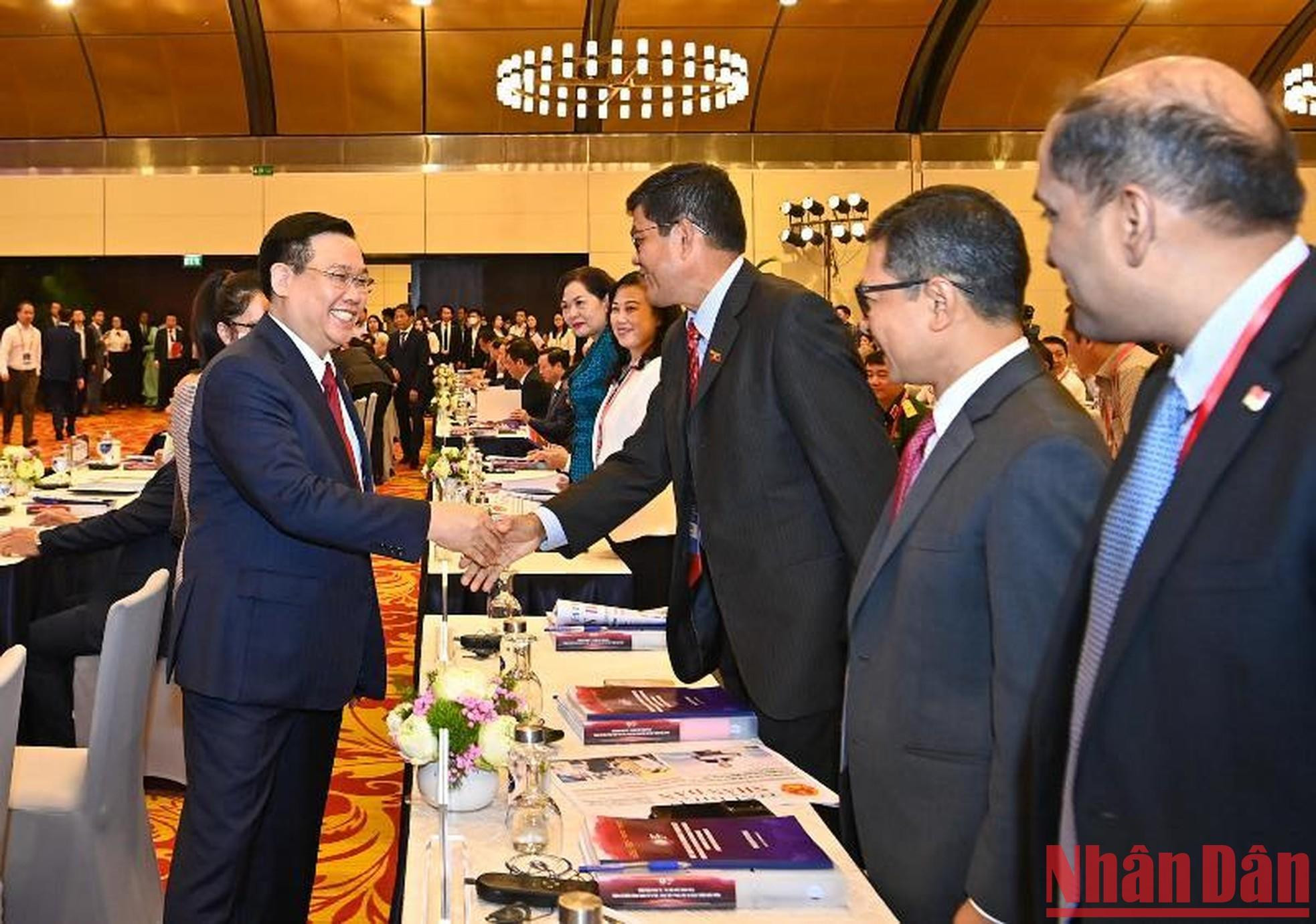 El presidente del Parlamento, Vuong Dinh Hue, y delegados al foro. El presidente del Parlamento, Vuong Dinh Hue, y delegados al foro.