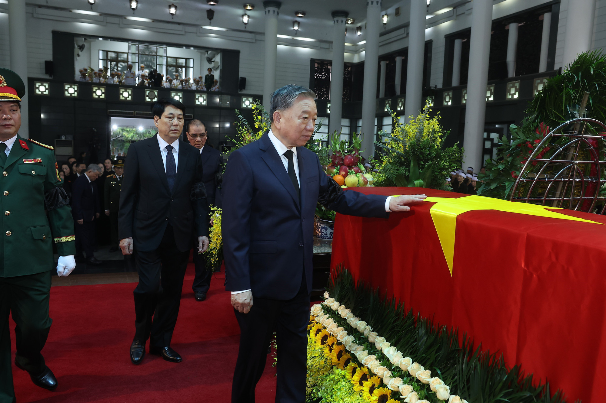 La delegación del Comité Central del Partido Comunista de Vietnam, encabezada por el secretario general del Partido, To Lam, rinde homenaje al expresidente Tran Duc Luong.