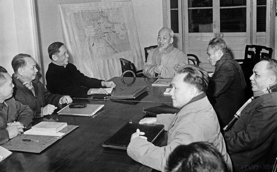 El Presidente Ho Chi Minh dirige la tercera reunión del Comité Central del Partido Comunista de Vietnam para discutir el Plan Estatal de 1961 (Hanói, diciembre de 1960).