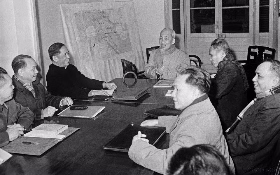 El Presidente Ho Chi Minh dirige la tercera reunión del Comité Central del Partido Comunista de Vietnam para discutir el Plan Estatal de 1961 (Hanói, diciembre de 1960).