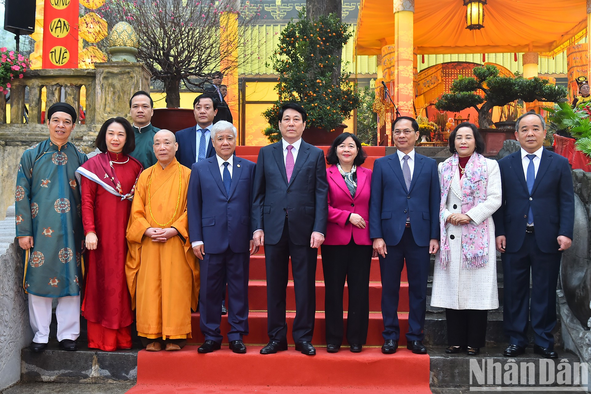 El dirigente posa junto a delegados al acto. El dirigente posa junto a delegados al acto.