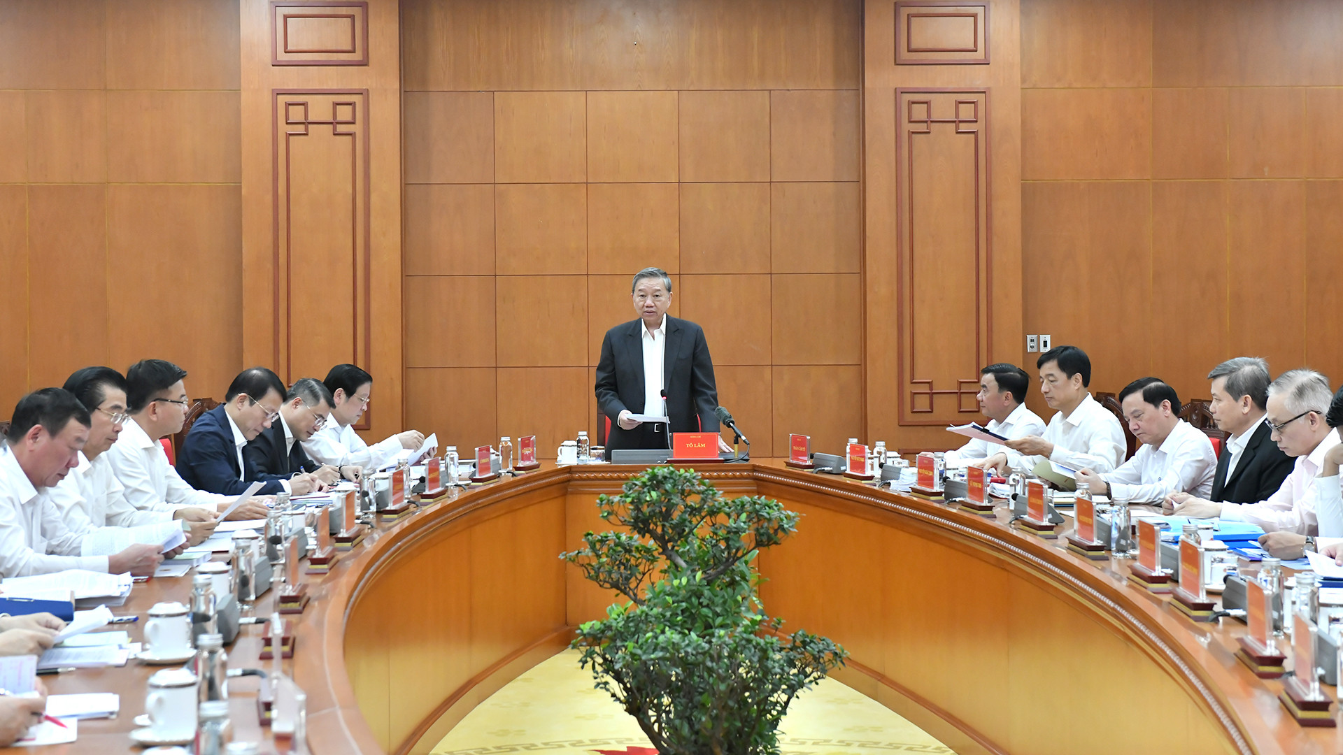 [Foto] Líder del PCV preside reunión del Comité Directivo Central contra corrupción y negatividad