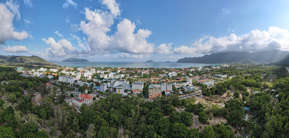 Vista panorámica de la isla de Con Son. Vista panorámica de la isla de Con Son.