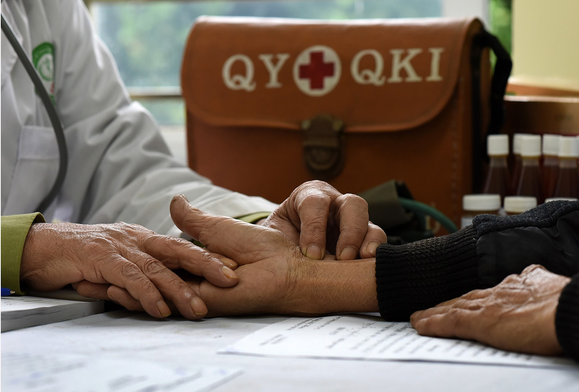 Examen de salud ofrecido por el dispensario de la comuna de Kien Moc, en el distrito de Dinh Lap, de la provincia de Lang Son (norte), y atención médica en la Plantación Agrosilvícola 461 de la Delegación de Economía y Defensa, adscrita a la Región Militar I del Ministerio de Defensa.