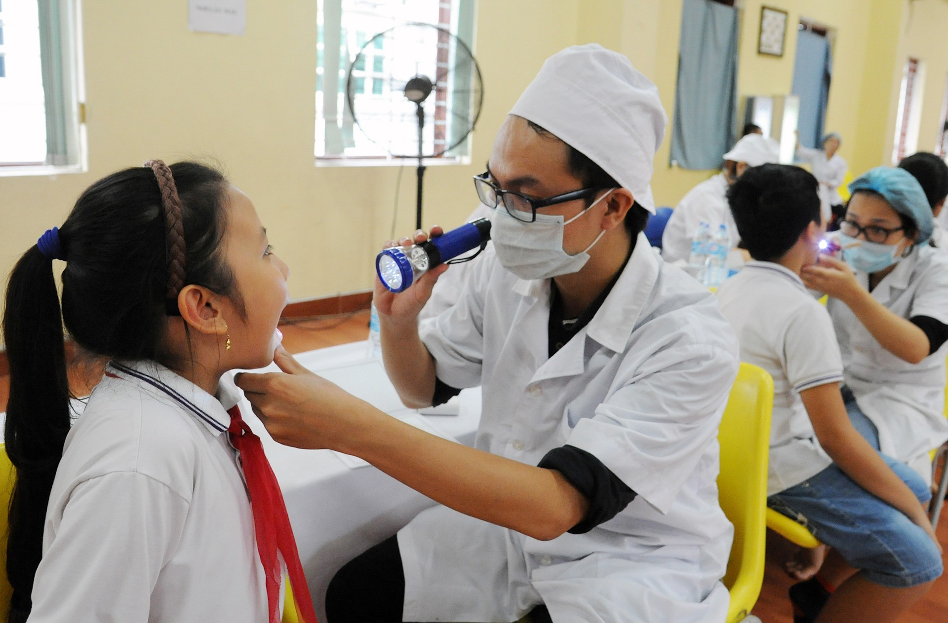 Examen médico periódico al alumnado de la escuela primaria de Le Quy Don, en Hanói.