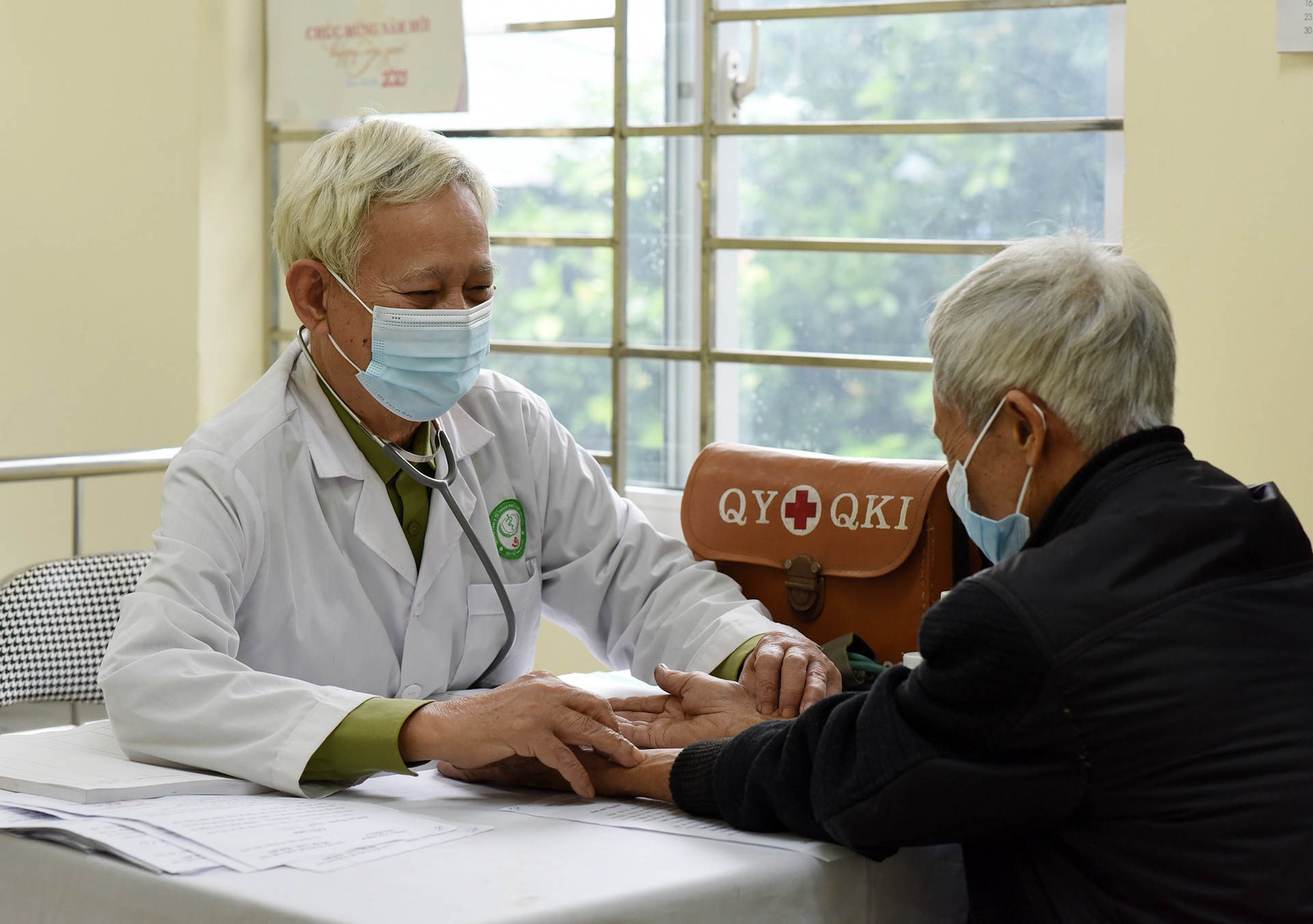 A sus 75 años, el médico militar Tran Van Nhan viaja a zonas remotas y de difícil acceso para examinar a la población y repartir medicamentos.