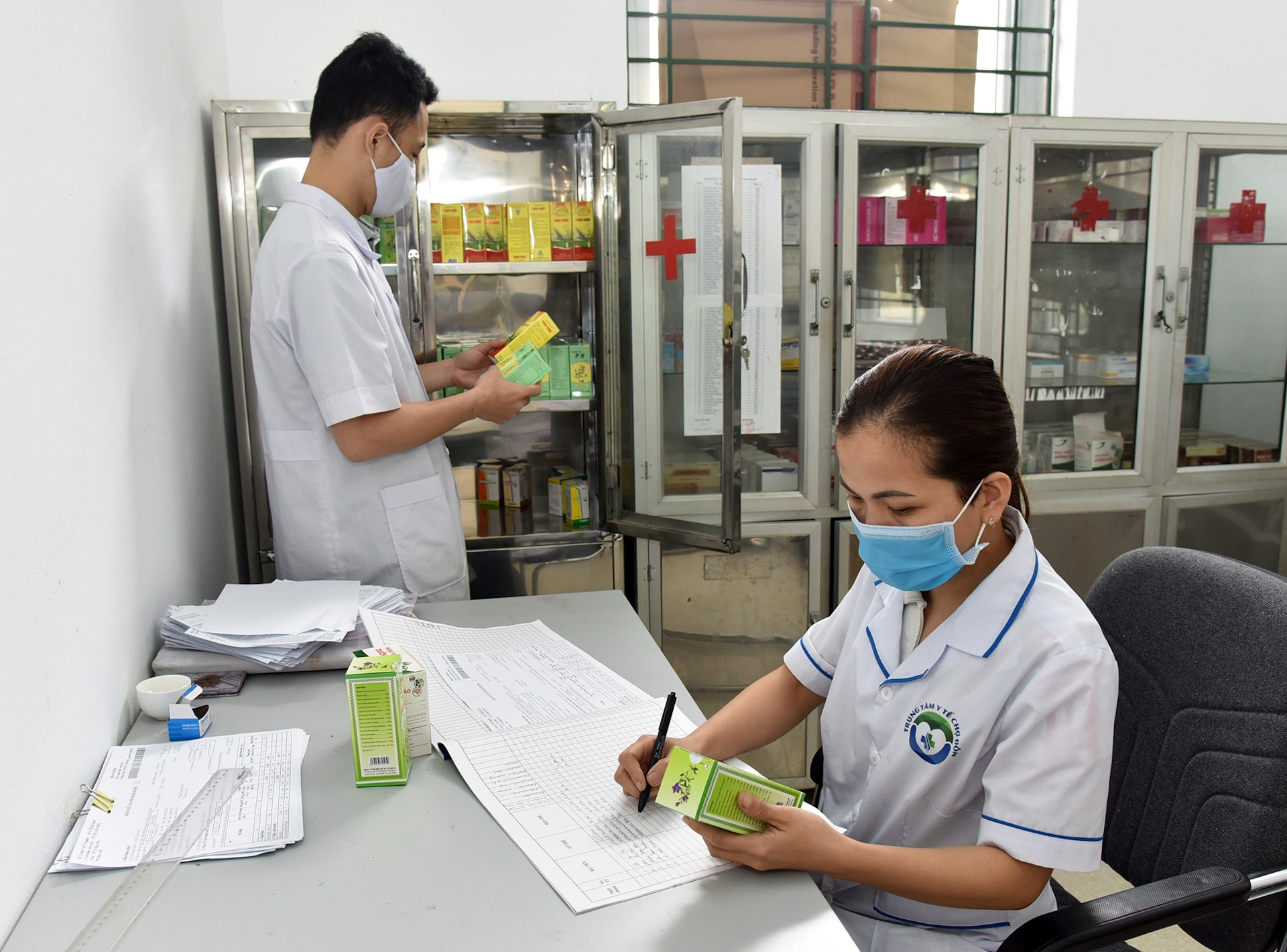 Personal del dispensario de la comuna de Bang Phuc, en el distrito de Cho Don, en la provincia de Bac Kan, revisa instrumental médico.