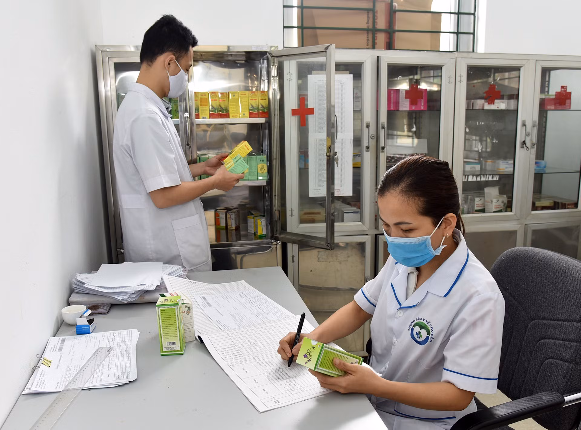 Personal del dispensario de la comuna de Bang Phuc, en el distrito de Cho Don, en la provincia de Bac Kan, revisa instrumental médico.