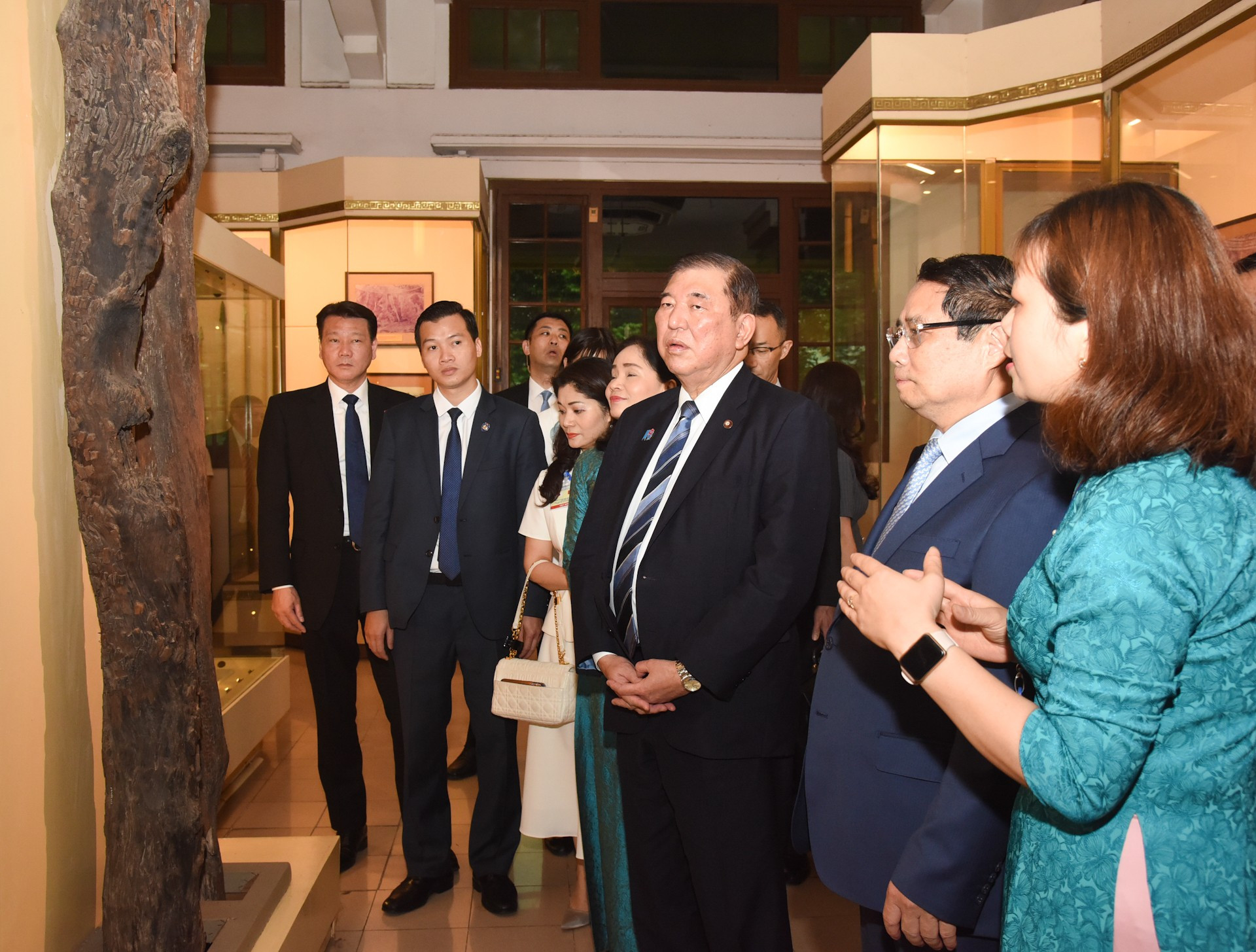 Los dos jefes de Gobierno escuchan sobre los objetos en exhibición en el Museo.