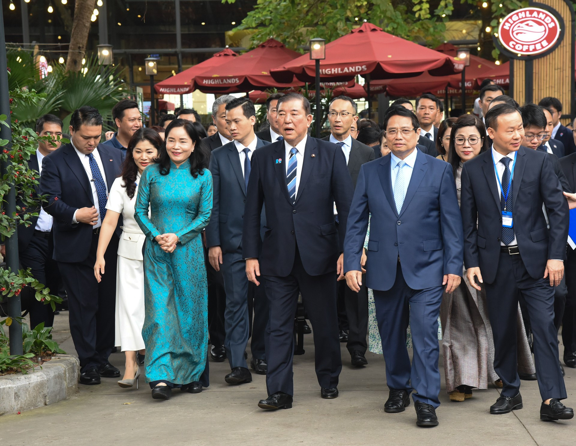 Los dos primeros ministros, acompañados de sus esposas, llegan al Museo Nacional de Historia de Vietnam.