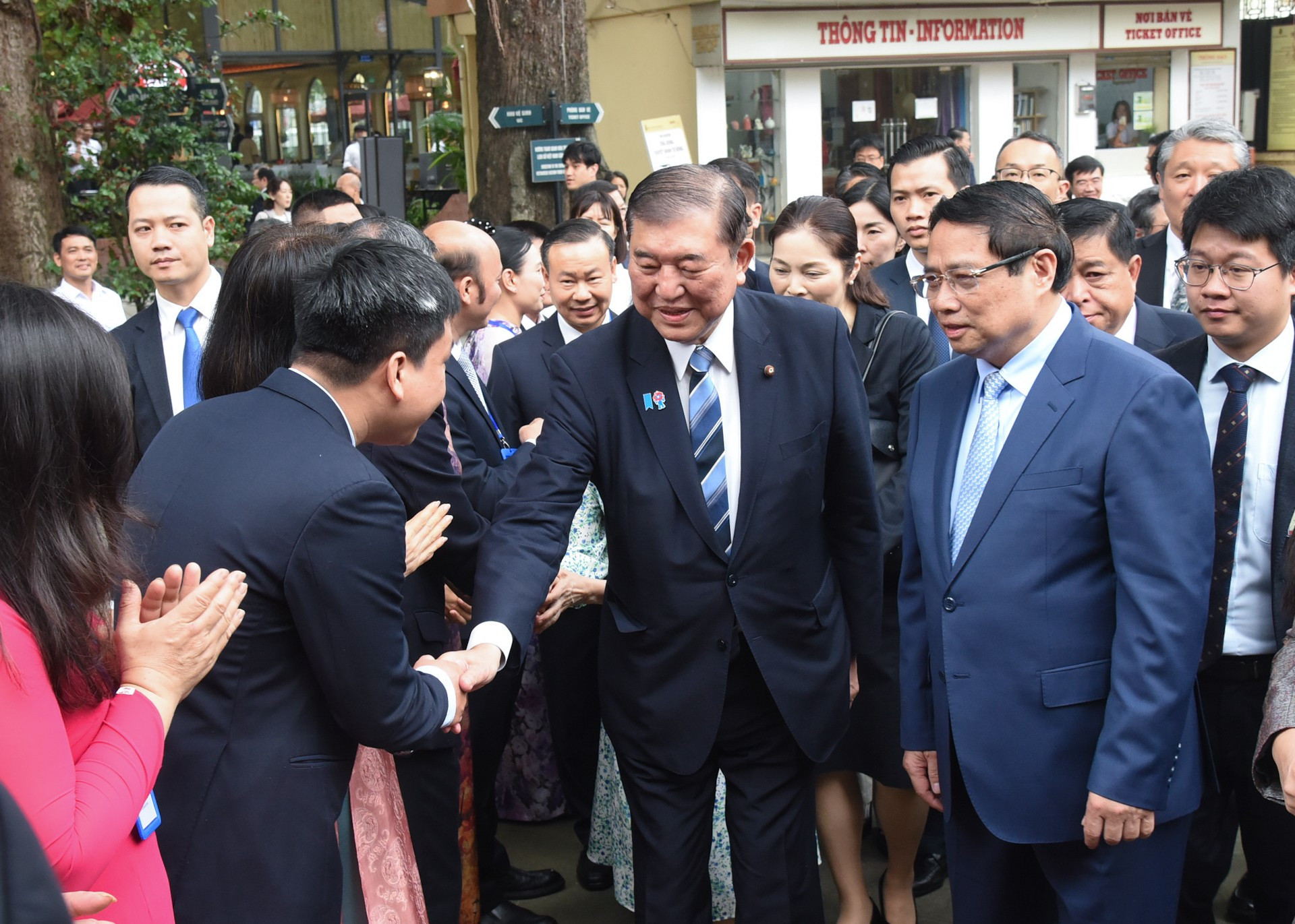 Ambos dirigentes son recibidos por el personal del Museo.