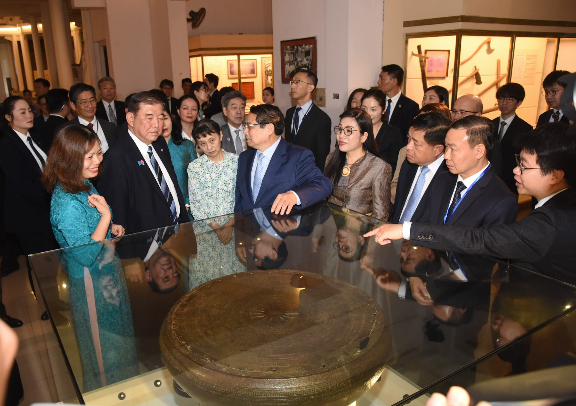 En la zona de exhibición del Tambor de bronce de Dong Son.