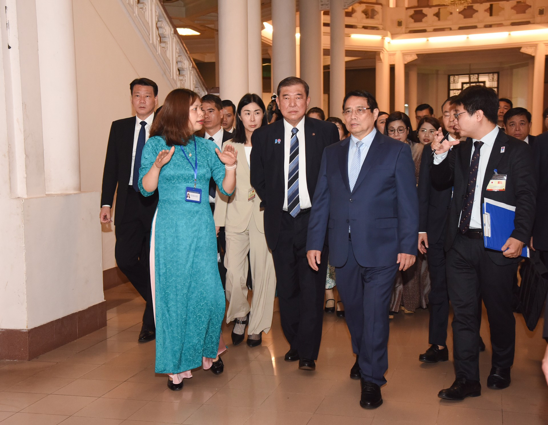 Una empleada del Museo presenta a los visitantes sobre la escala de esa institución.