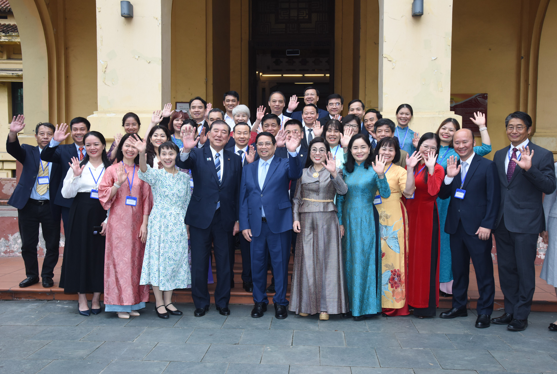 [Foto] Primeros ministros de Vietnam y Japón visitan Museo Nacional de Historia de Vietnam