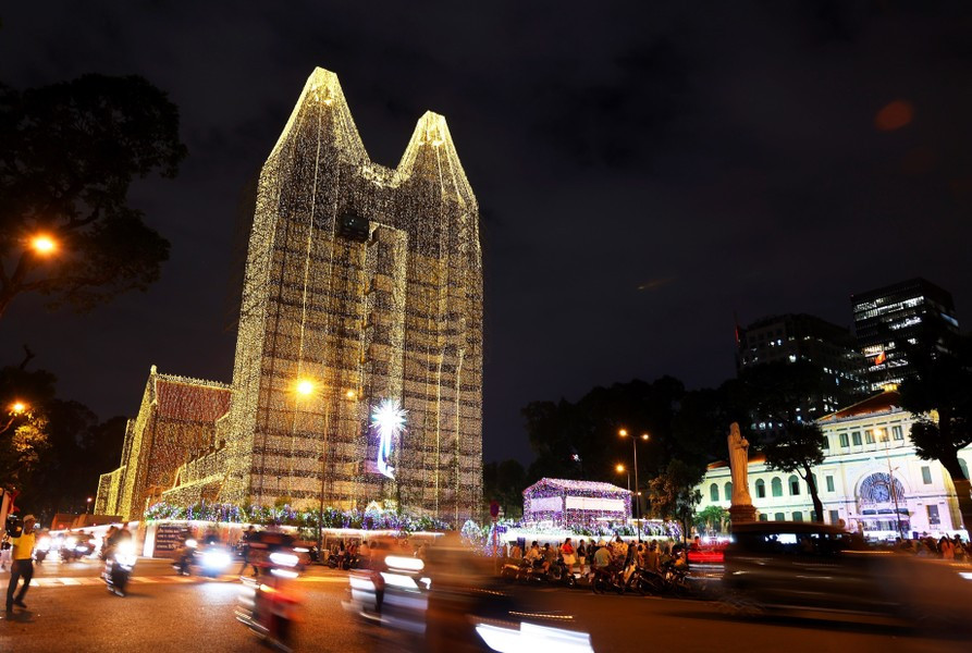 El 6 de diciembre de 2024, la catedral fue decorada con 500 mil metros de luces LED. El 6 de diciembre de 2024, la catedral fue decorada con 500 mil metros de luces LED.