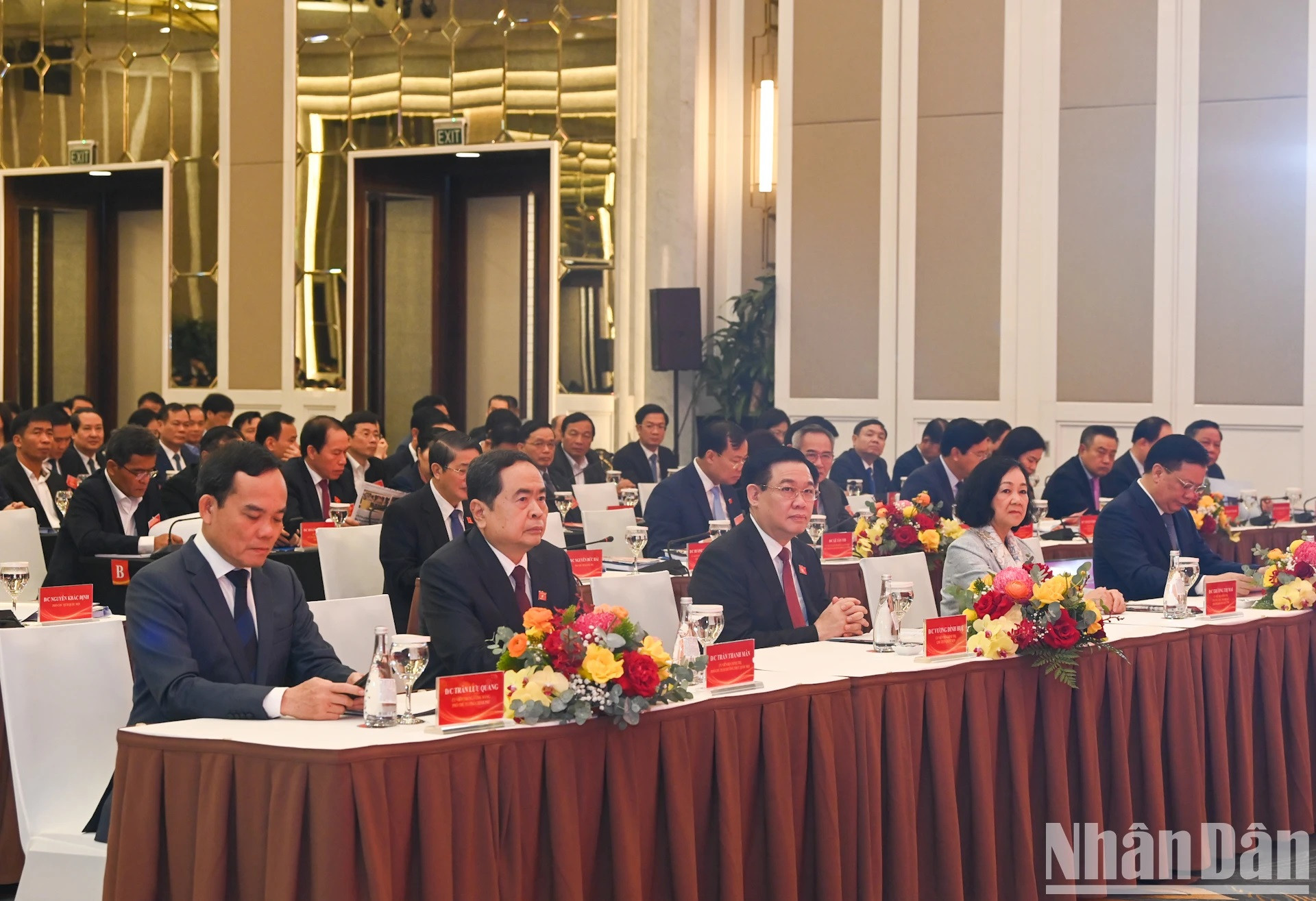 De izquierda a derecha: los compañeros Tran Luu Quang, Tran Thanh Man, Vuong Dinh Hue, Truong Thi Mai, Dinh Tien Dung. De izquierda a derecha: los compañeros Tran Luu Quang, Tran Thanh Man, Vuong Dinh Hue, Truong Thi Mai, Dinh Tien Dung.