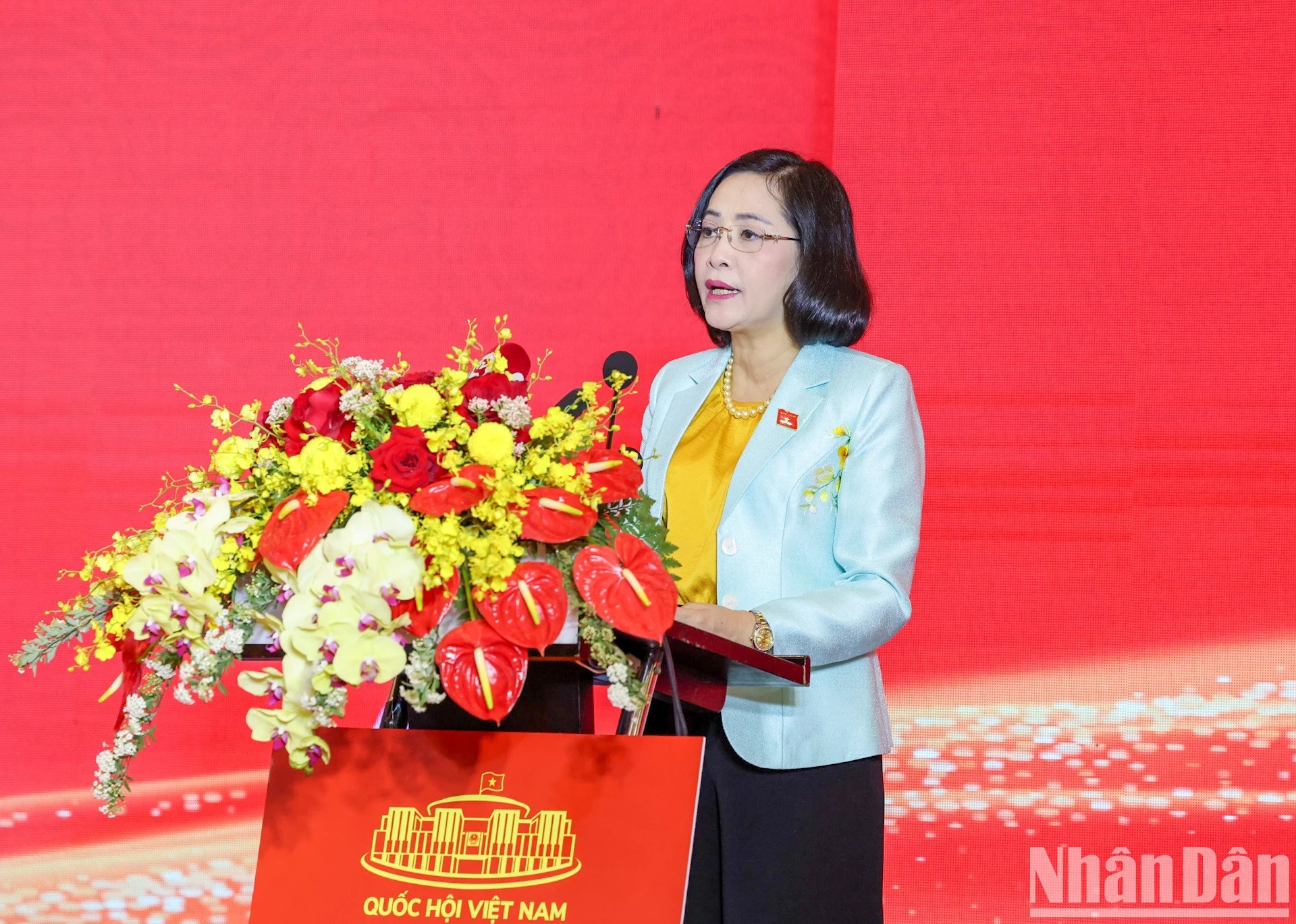 La jefa de la Comisión de Asuntos de Diputados del Comité Permanente de la ANV, Nguyen Thi Thanh, presenta brevemente el informe de balance de las operaciones de los Consejos Populares en 2023 y las orientaciones de trabajo para 2024. La jefa de la Comisión de Asuntos de Diputados del Comité Permanente de la ANV, Nguyen Thi Thanh, presenta brevemente el informe de balance de las operaciones de los Consejos Populares en 2023 y las orientaciones de trabajo para 2024.