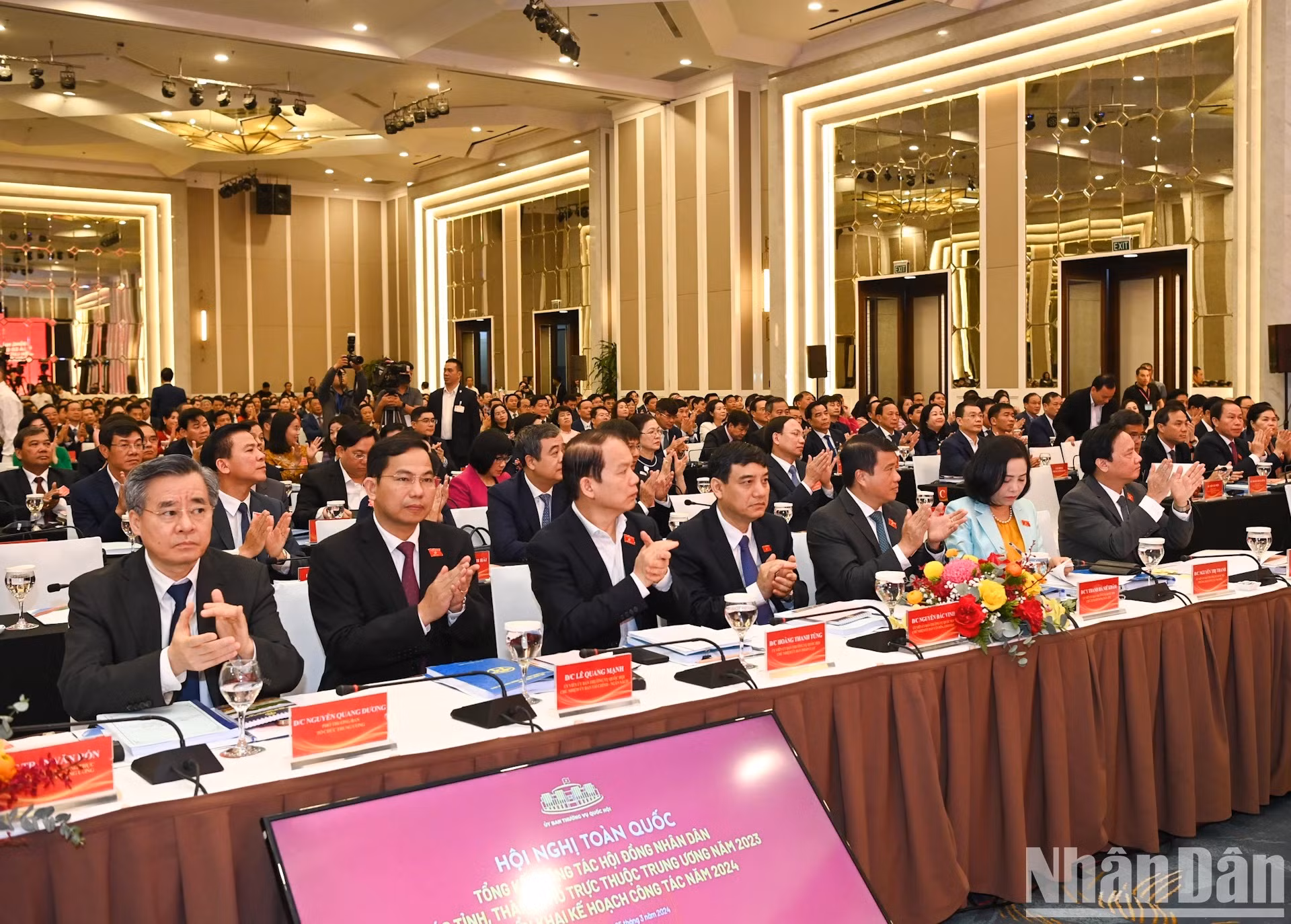 Dirigentes del Partido, el Estado y la ANV en la sesión.