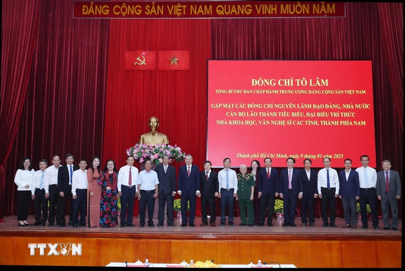 Los participantes posan para hacerse fotos.