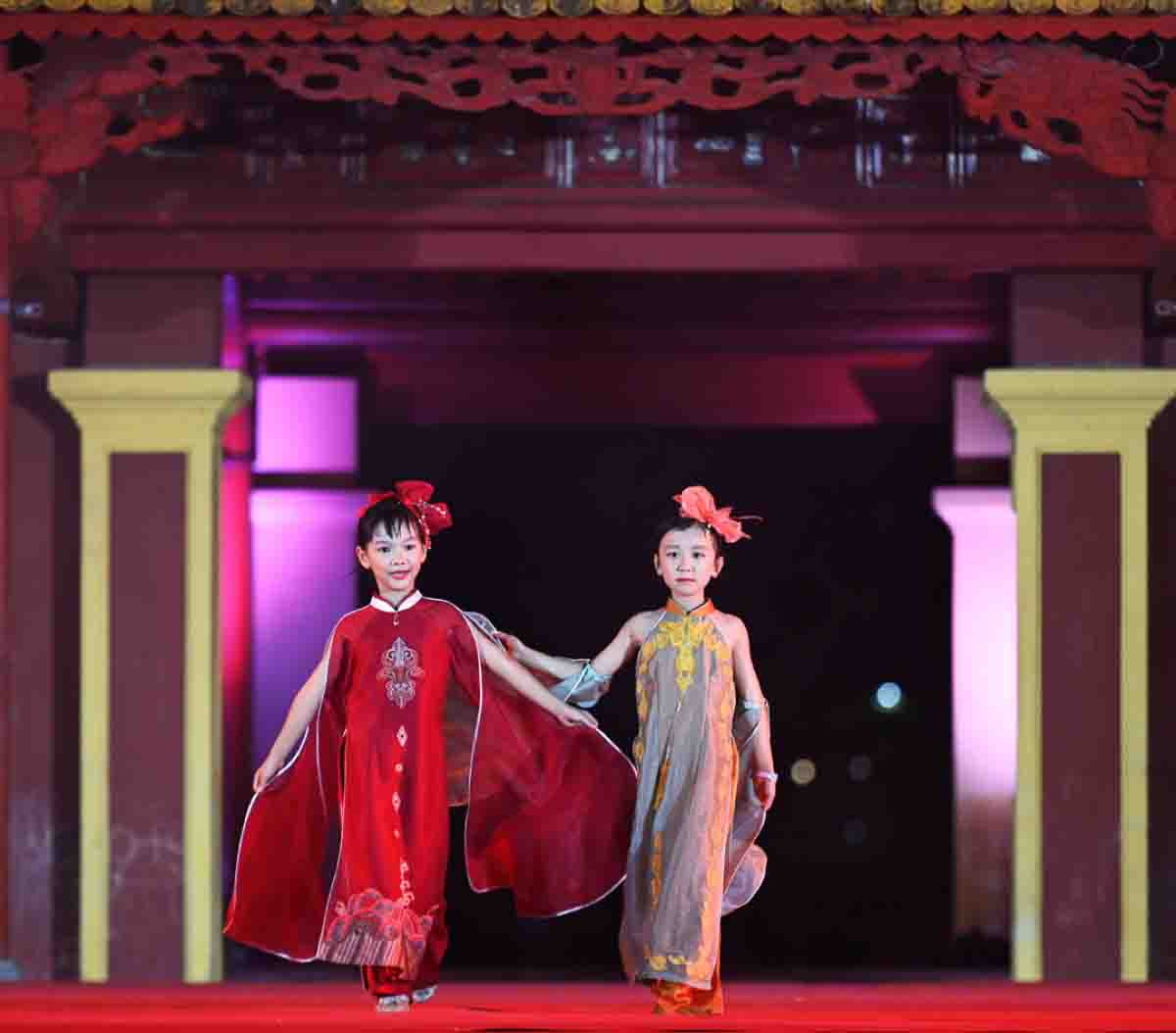 La artesana Doan Trang, diseñadora de esta colección del ao dai, fue distinguida con importantes premios del segundo Festival Internacional de Bordados de Oro y Joyerías en Uzbekistán. La artesana Doan Trang, diseñadora de esta colección del ao dai, fue distinguida con importantes premios del segundo Festival Internacional de Bordados de Oro y Joyerías en Uzbekistán.