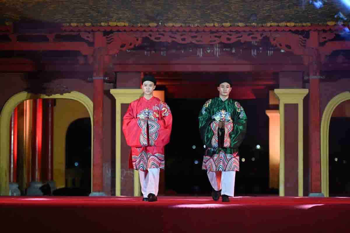 Según su diseñador, se trata de la tercera vez que presenta sus obras a la tierra natal de esa misma túnica. Sirve como tributo en honor del 280 aniversario desde que el señor Nguyen Phuc Khoat (1714-1765) institucionalizara el ao dai como traje de los vietnamitas en Dang Trong. Según su diseñador, se trata de la tercera vez que presenta sus obras a la tierra natal de esa misma túnica. Sirve como tributo en honor del 280 aniversario desde que el señor Nguyen Phuc Khoat (1714-1765) institucionalizara el ao dai como traje de los vietnamitas en Dang Trong.