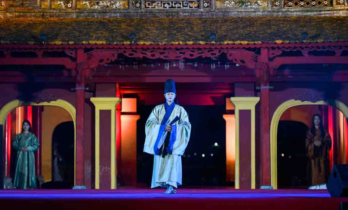 El espectáculo se suma a los esfuerzos por glorificar el atuendo tradicional más conocido de los vietnamitas y reafirmar la marca “Hue, capital del ao dai. El espectáculo se suma a los esfuerzos por glorificar el atuendo tradicional más conocido de los vietnamitas y reafirmar la marca “Hue, capital del ao dai.